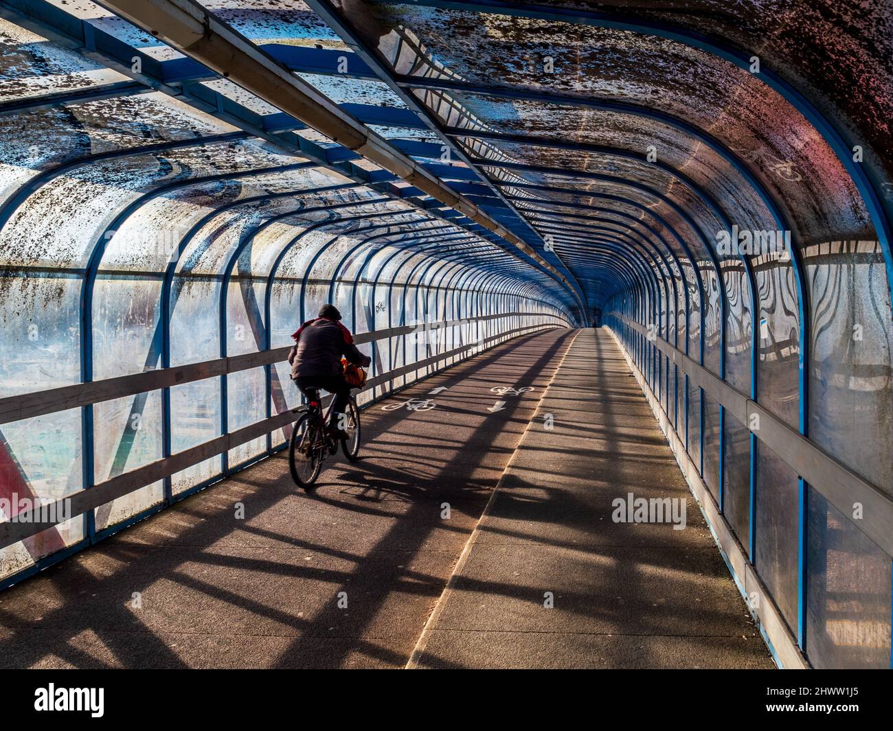 Fahrradbrücke. Cycling Infrastructure UK - überdachte Fahrrad- und Fußgängerbrücke, Cambridge UK. Die Tony Carter Bridge, eine überdachte Fahrradbrücke, wurde 1989 eröffnet Stockfoto
