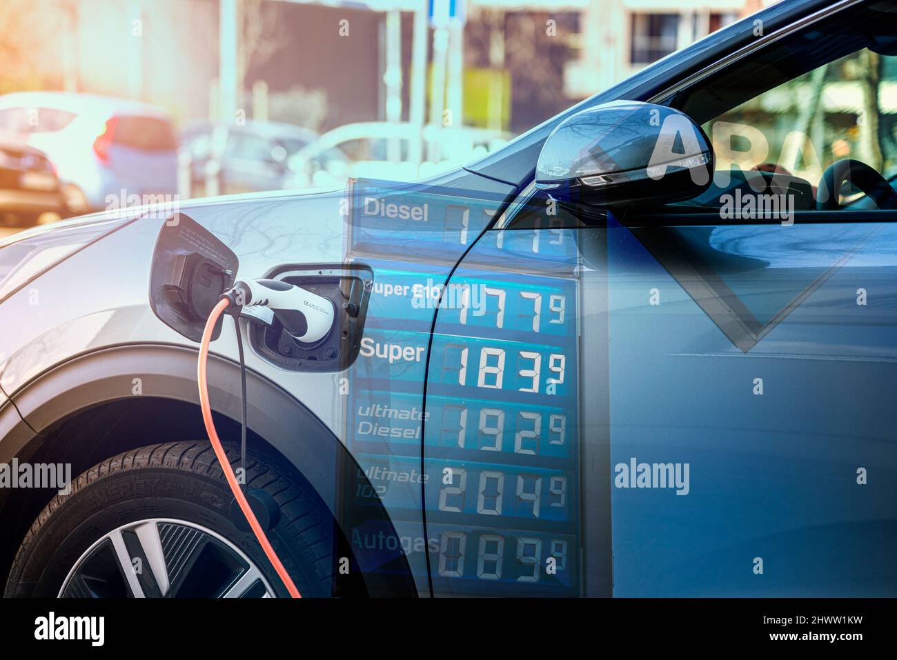 Collage Eines Elektroautos Und Kraftstoffpreise Stockfoto