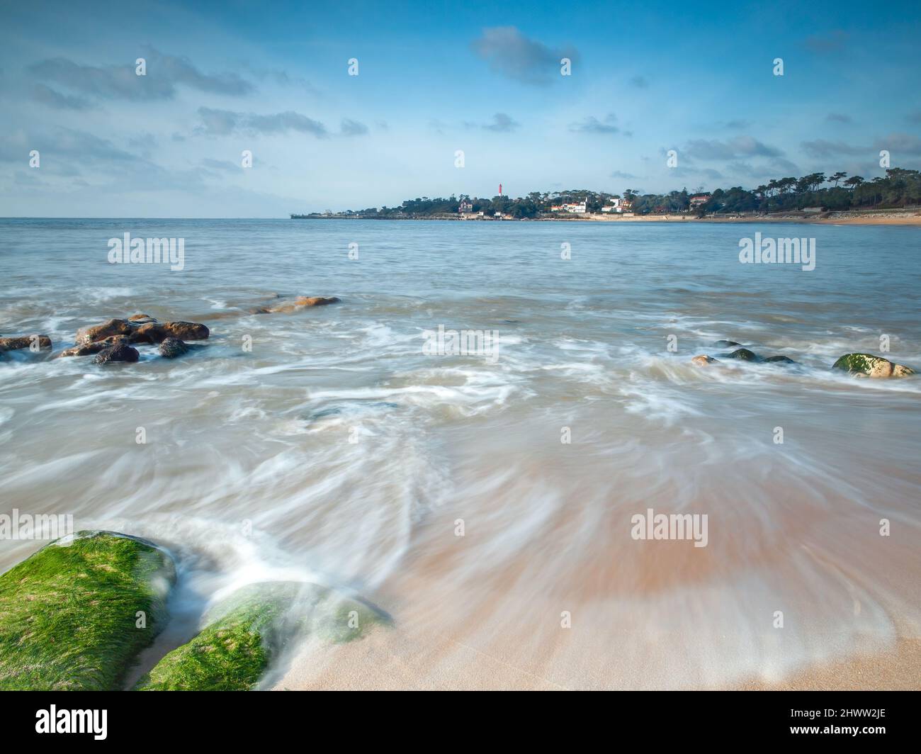 Die Wellen des Ozeans treiben im Sommer in der Nähe von La Rochelle an der Atlantikküste von Charente Maritime, Frankreich, ihre Bewegungen an den Sandstränden Stockfoto