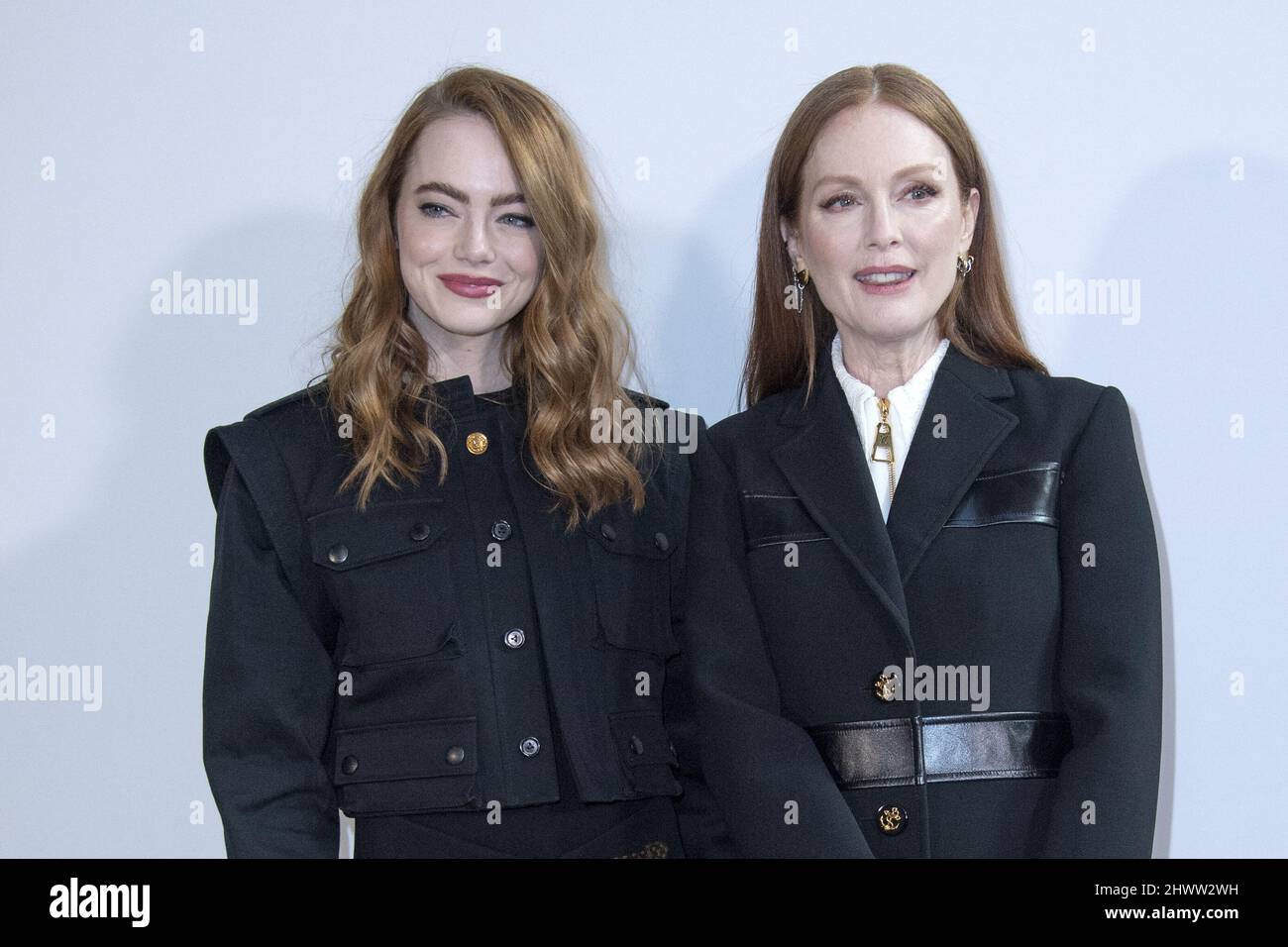 Emma Stone und Julianne Moore nahmen an der Herbst/Winter 2022/2023-Show von Louis Vuitton im Rahmen der Paris Fashion Week am 07. März 2022 in Paris, Frankreich, Teil. Foto von Aurore Marechal/ABACAPRESS.COM Stockfoto