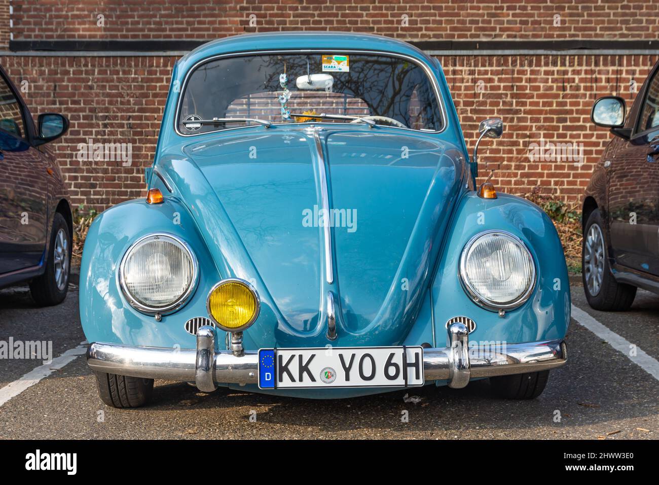 Roermond, Provinz Limburg, Niederlande, 06.03.2022, Vorderansicht eines alten blauen Volkswagen Käfer in ausgezeichnetem Zustand Stockfoto
