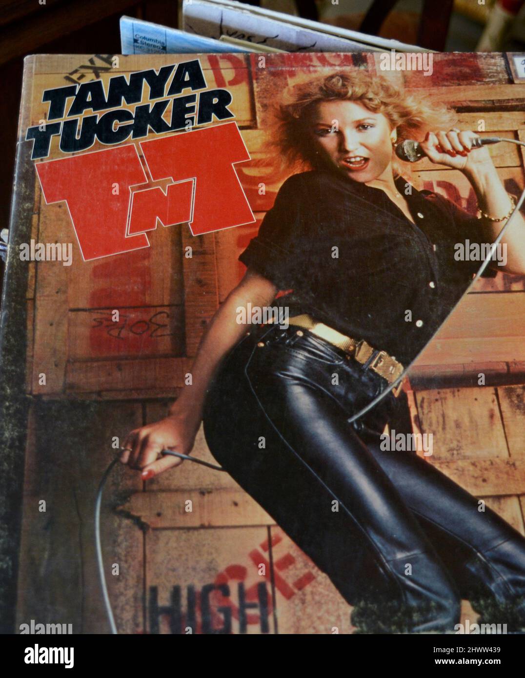 Eine Kopie des von der Sängerin Tanya Tucker für den Grammy nominierten Plattenalbums aus dem Jahr 1978 mit dem Titel „TNT“, das in einem Antiquitätengeschäft verkauft wird. Stockfoto