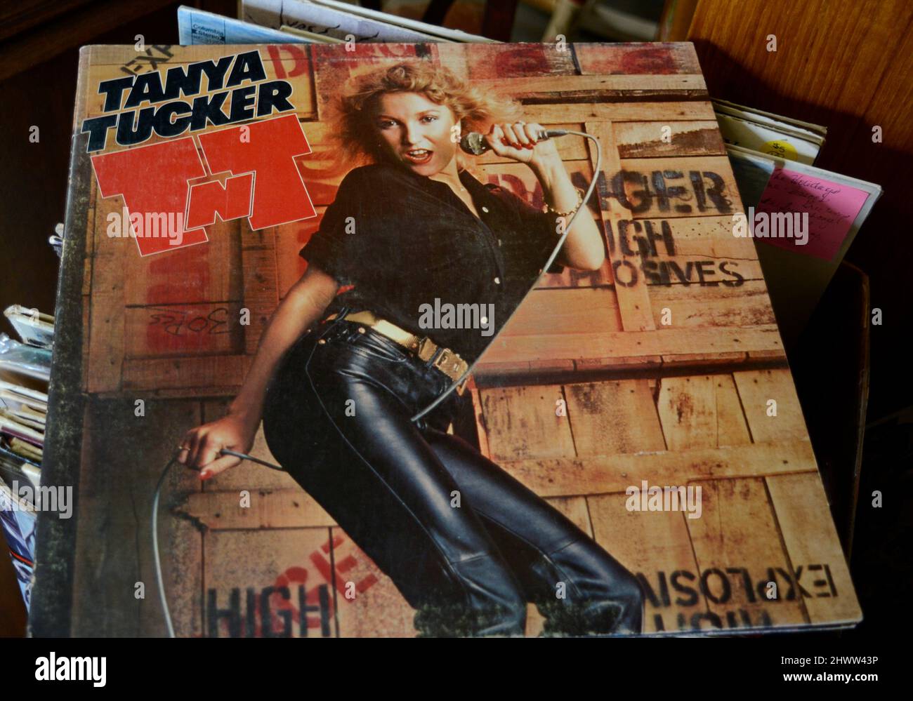 Eine Kopie des von der Sängerin Tanya Tucker für den Grammy nominierten Plattenalbums aus dem Jahr 1978 mit dem Titel „TNT“, das in einem Antiquitätengeschäft verkauft wird. Stockfoto