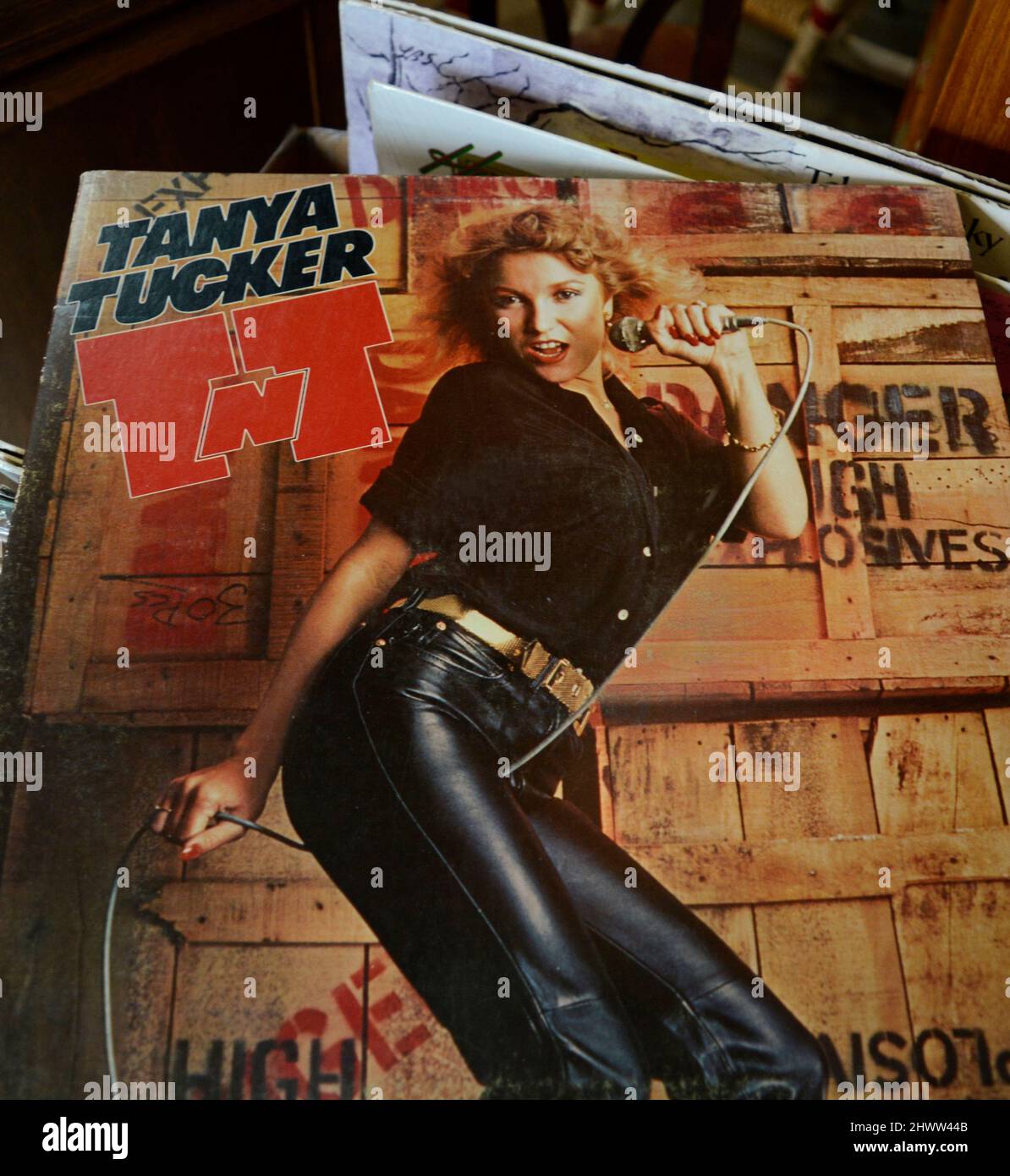 Eine Kopie des von der Sängerin Tanya Tucker für den Grammy nominierten Plattenalbums aus dem Jahr 1978 mit dem Titel „TNT“, das in einem Antiquitätengeschäft verkauft wird. Stockfoto
