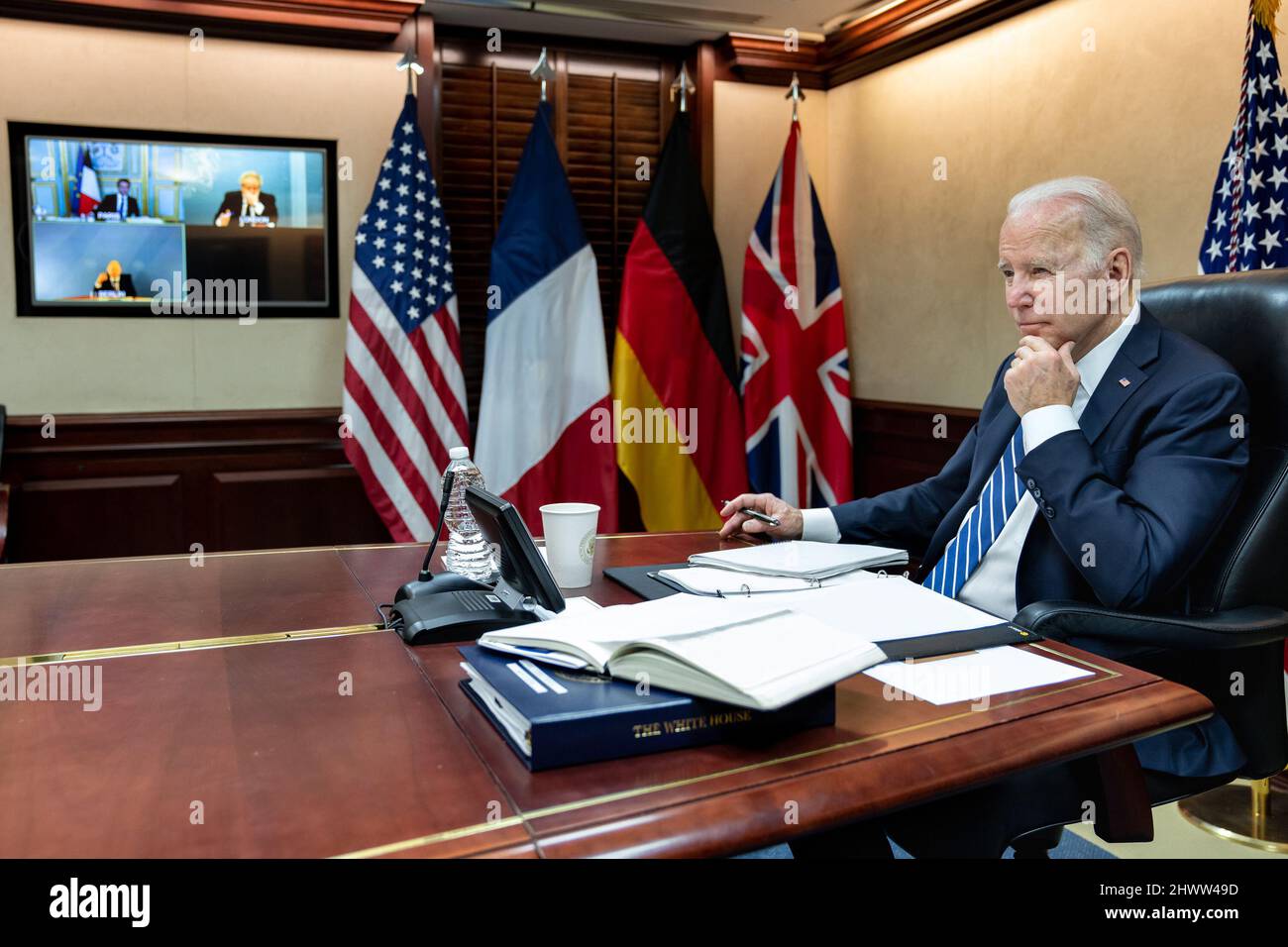 US-Präsident Joe Biden führte heute einen sicheren Videoanruf mit Präsident Macron, Kanzler Scholz und Premierminister Johnson durch. Die Staats- und Regierungschefs bekräftigten ihre Entschlossenheit, die Kosten für Russland für seine unprovozierte und ungerechtfertigte Invasion in der Ukraine weiter zu erhöhen. Sie unterstrichen auch ihr Engagement, der Ukraine weiterhin Sicherheits-, Wirtschafts- und humanitäre Hilfe zu leisten. Darüber hinaus diskutierten sie ihre jeweiligen jüngsten Engagements mit dem ukrainischen und russischen Präsidenten. Stockfoto