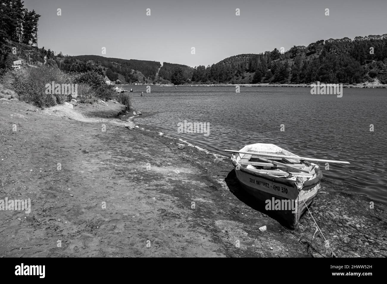 Ein Boot am Ufer des Cahuil-Flusses, OHiggins, Chile Stockfoto