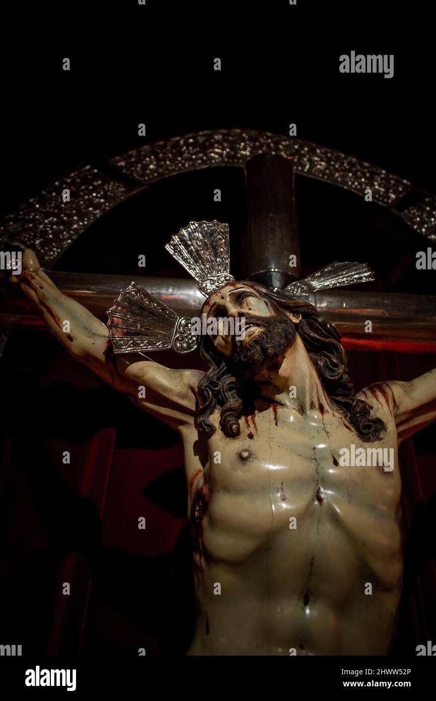 Eine gekreuzigte jesuschrist-Statue von unten gesehen Stockfoto