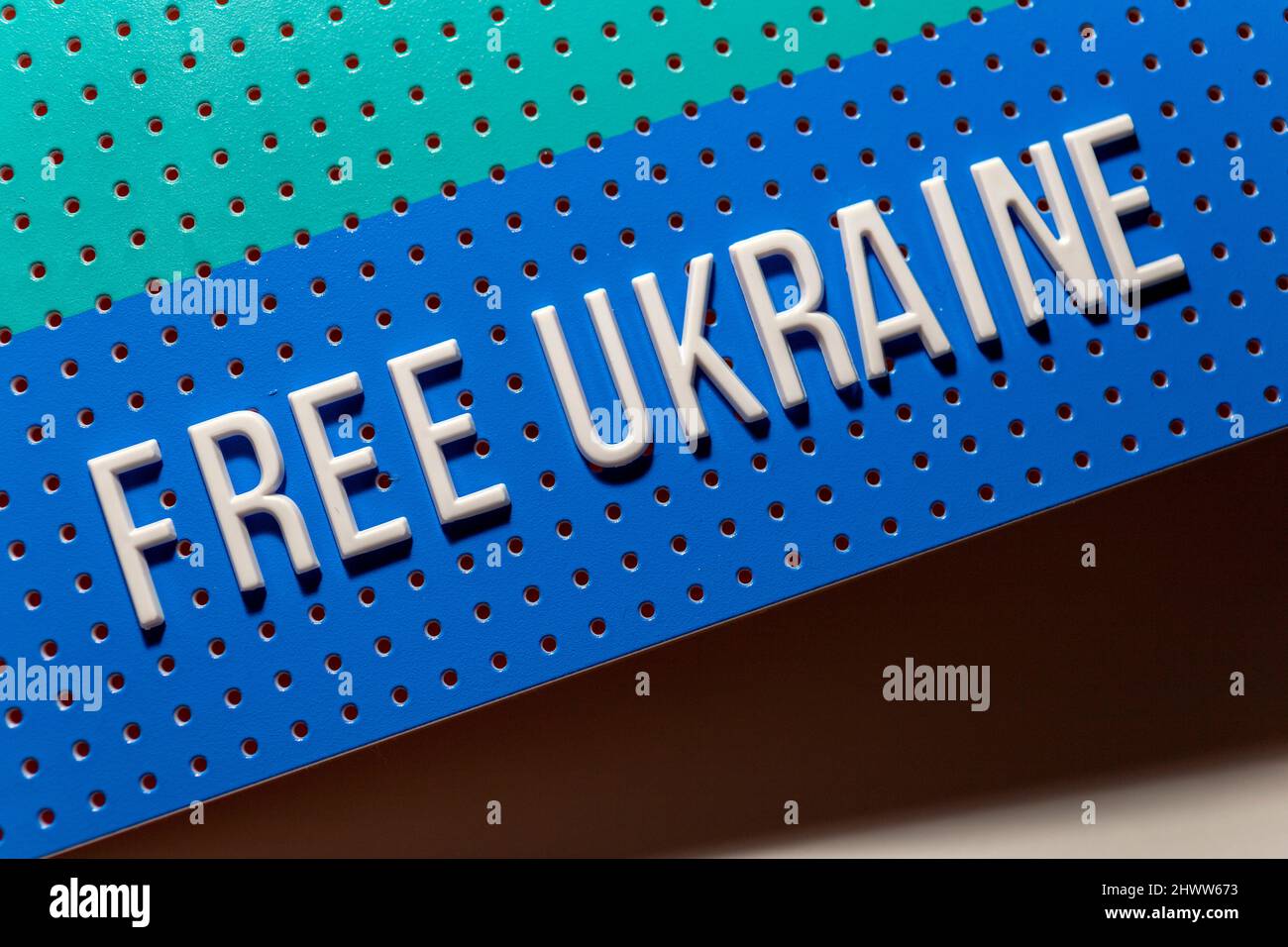 Free Ukraine Supporter Banner auf blauem Hintergrund. Stockfoto