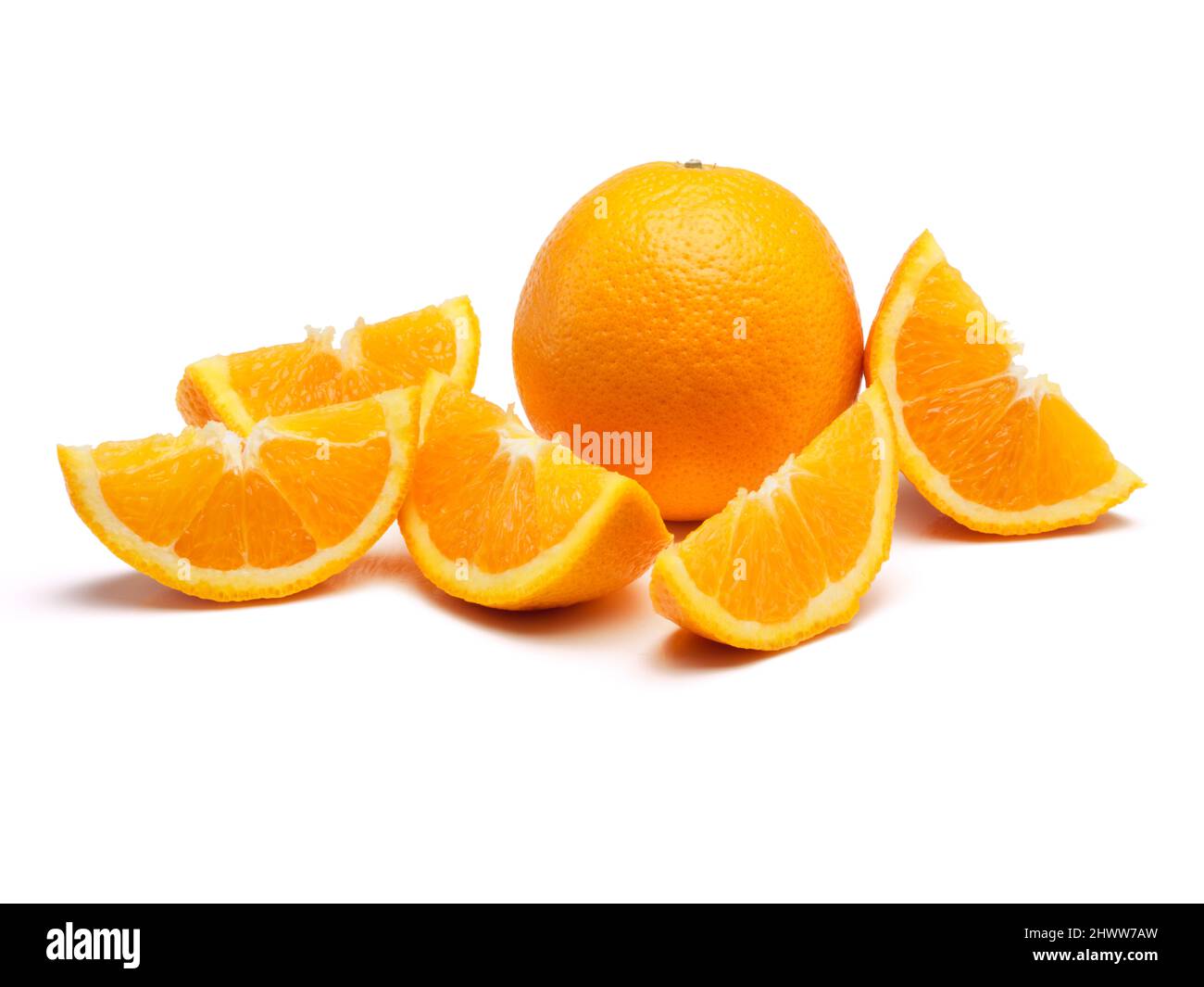 Fruchtige Köstlichkeiten. Studioaufnahme einer Gruppe von Orangen. Stockfoto