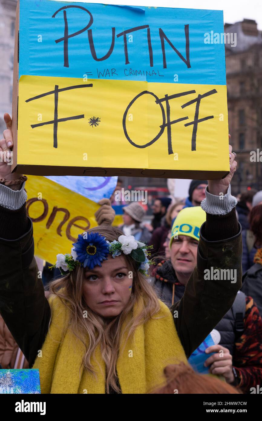Protest gegen die russische Invasion der Ukraine, Trafalgar Square, London, England. Ukrainerin mit blauem und gelbem Flaggenschild, auf dem Putin F steht. Stockfoto