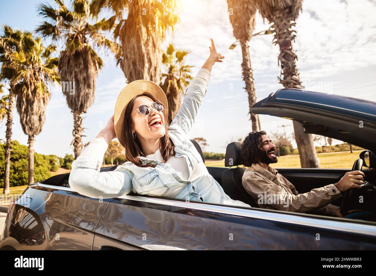 Glückliches junges Paar, das Sommerferien auf Cabriolet genießt Stockfoto