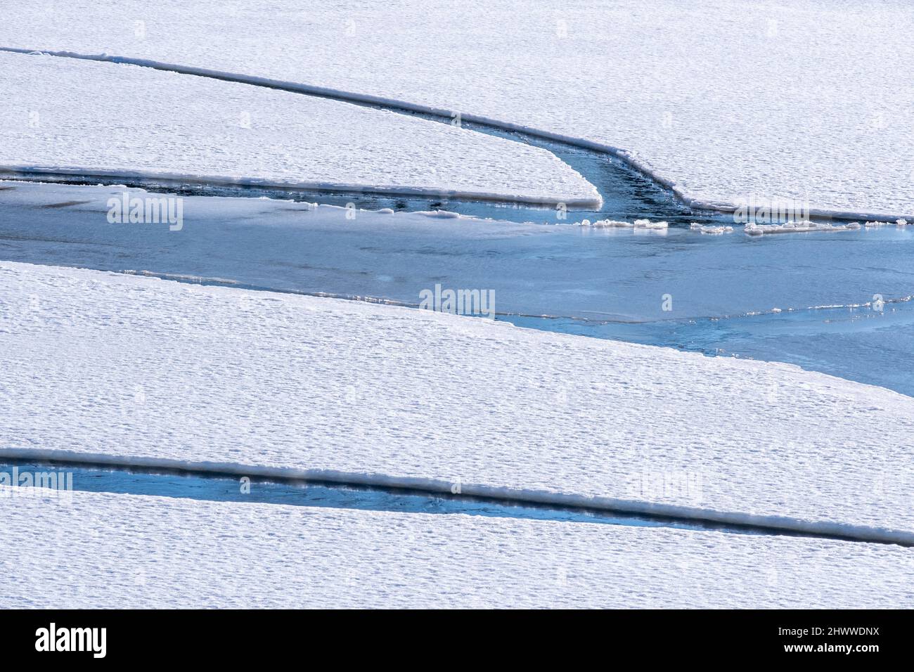 Helsinki / Finnland - 26. FEBRUAR 2022: Nahaufnahme einer schmelzenden Meereisdecke Stockfoto