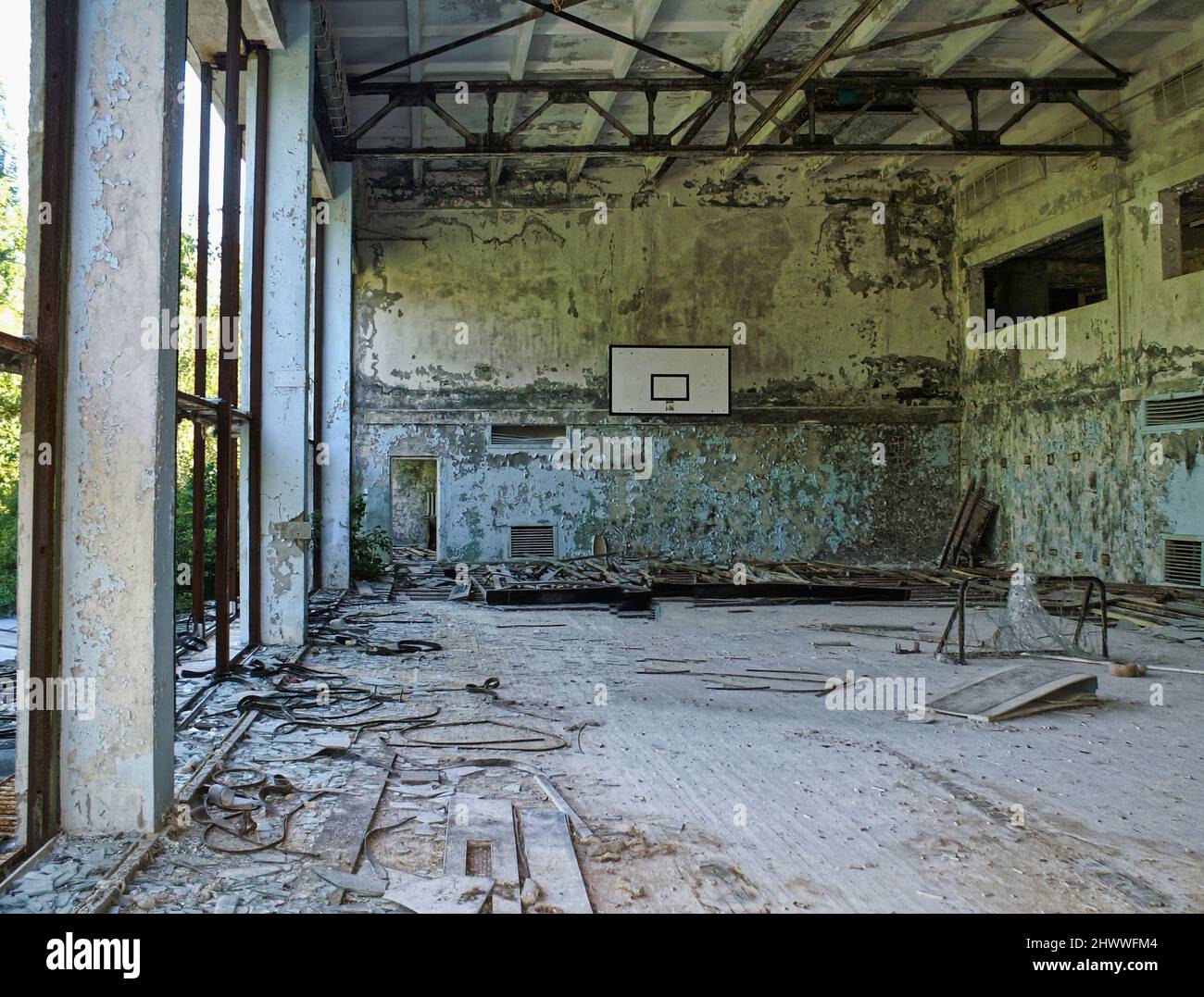 Ein beunruhigender Blick auf die Überreste der „radioaktiven“ Strukturen der Geisterstadt Pripyat, in der der berühmte Atomunfall von Tschernobyl stattfand Stockfoto