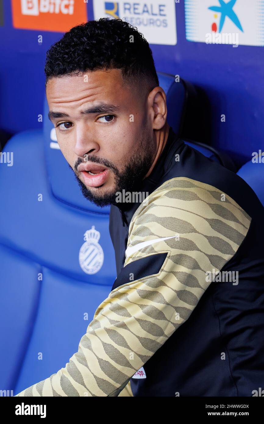 BARCELONA - FEB 20: Youssef en-Nesyri sitzt während des La Liga-Spiels zwischen RCD Espanyol und dem FC Sevilla am 2. Februar im RCDE-Stadion auf der Bank Stockfoto