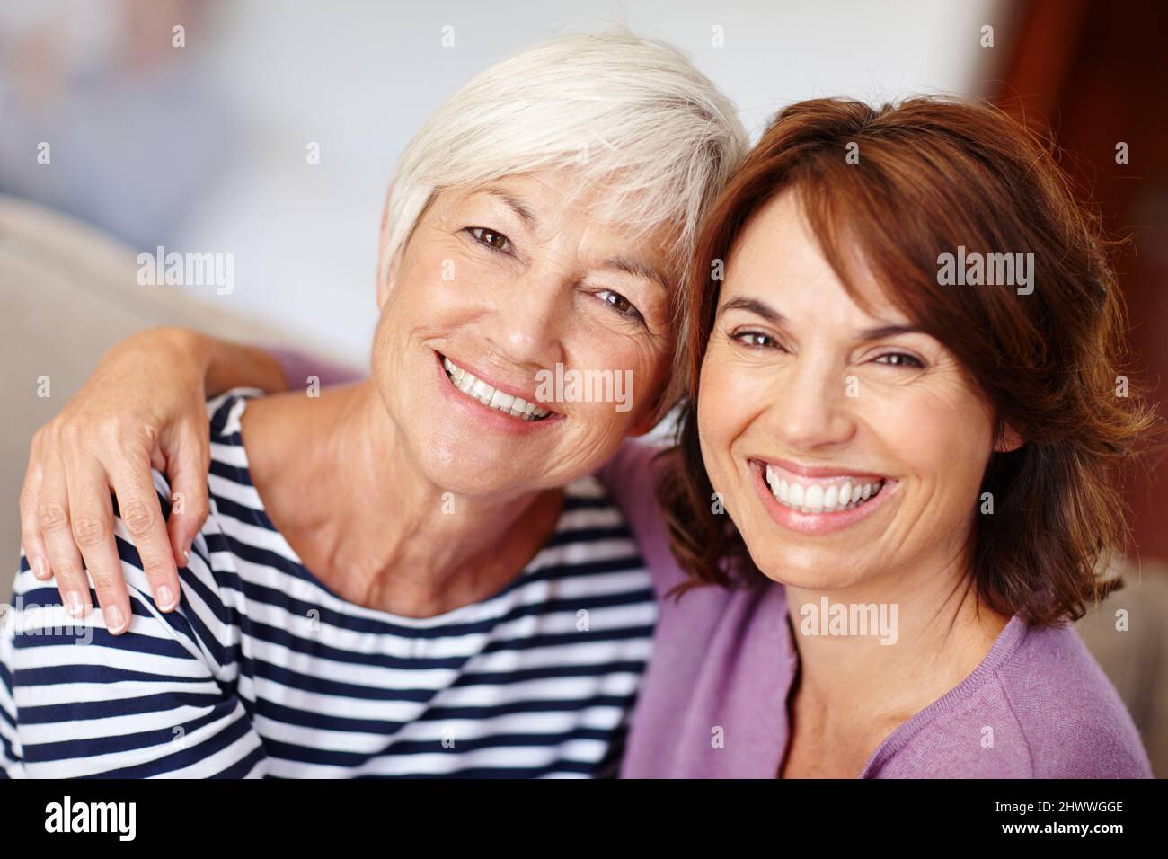 Shes war schon immer mein Vorbild. Porträt einer Mutter und Tochter zu Hause. Stockfoto