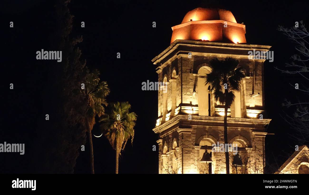 Nacht in der Innenstadt von Cuatrocienegas. Abnehmender Mond zwischen den Handflächen. Stockfoto