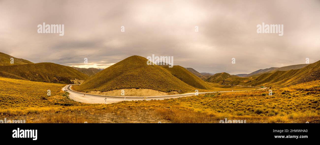 Ein breiter Panoramablick auf die Autobahn vom Gipfel des Lindis Passes Stockfoto