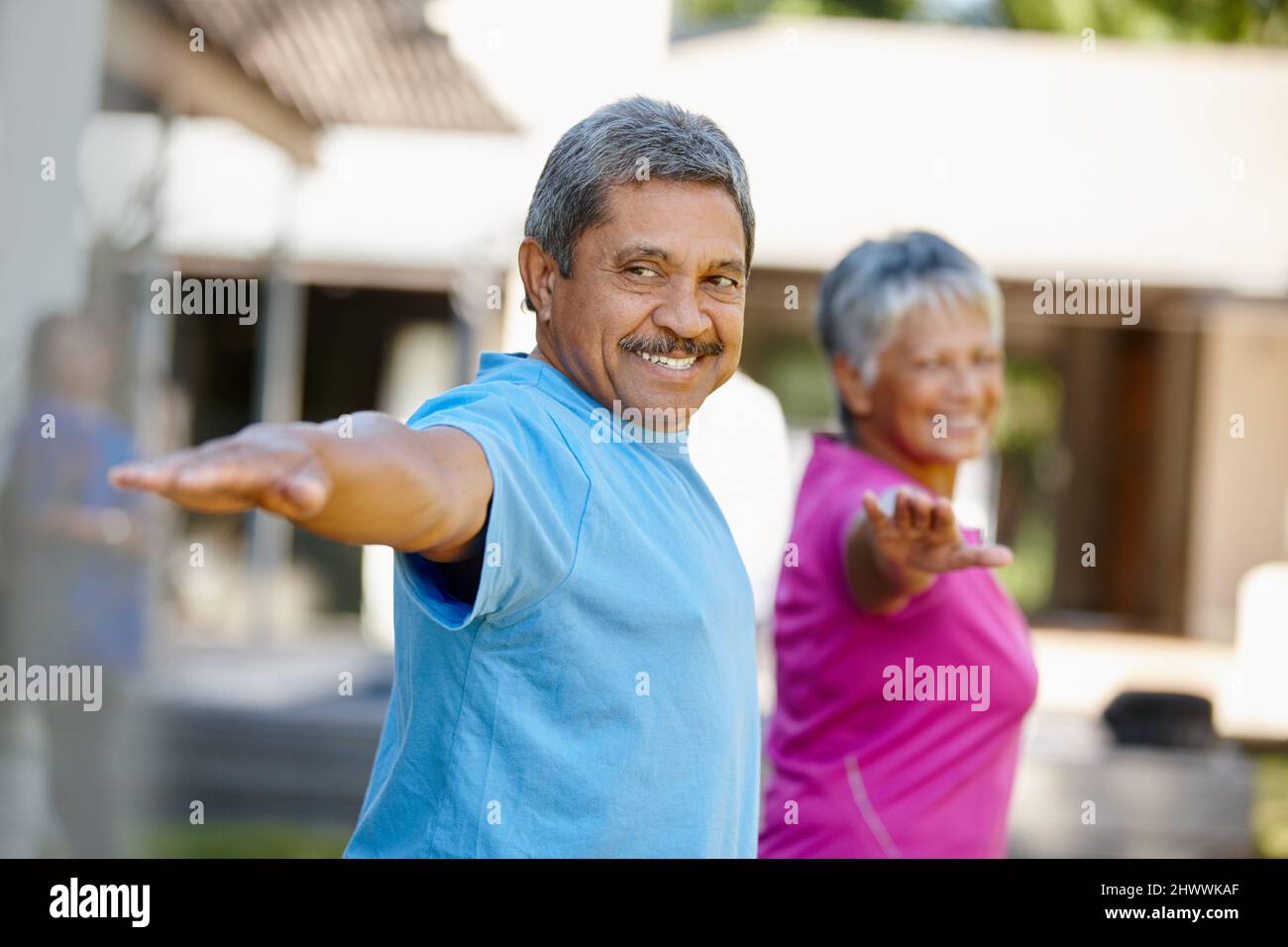 Nichts Besseres als frische Luft und Bewegung. Porträt eines reifen Paares, das gemeinsam in ihrem Hinterhof trainiert. Stockfoto