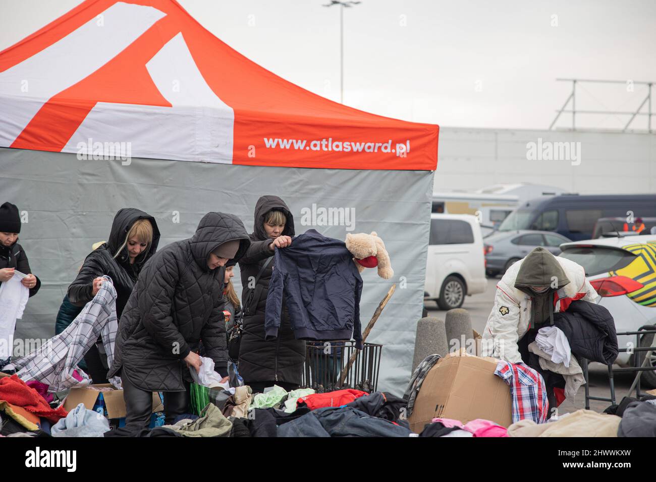 An der Spendenstelle werden Flüchtlinge gesehen, wie sie die richtige Kleidergröße wählen. In einem Lagerhaus am Stadtrand von Przemysl wurde ein provisorischer Empfangsbereich eingerichtet, um Hunderttausende ukrainischer Flüchtlinge auf der Flucht durch die Grenze zwischen Medyka und Shehyni zu bewältigen. (Foto von Hesther Ng/SOPA Images/Sipa USA) Quelle: SIPA USA/Alamy Live News Stockfoto