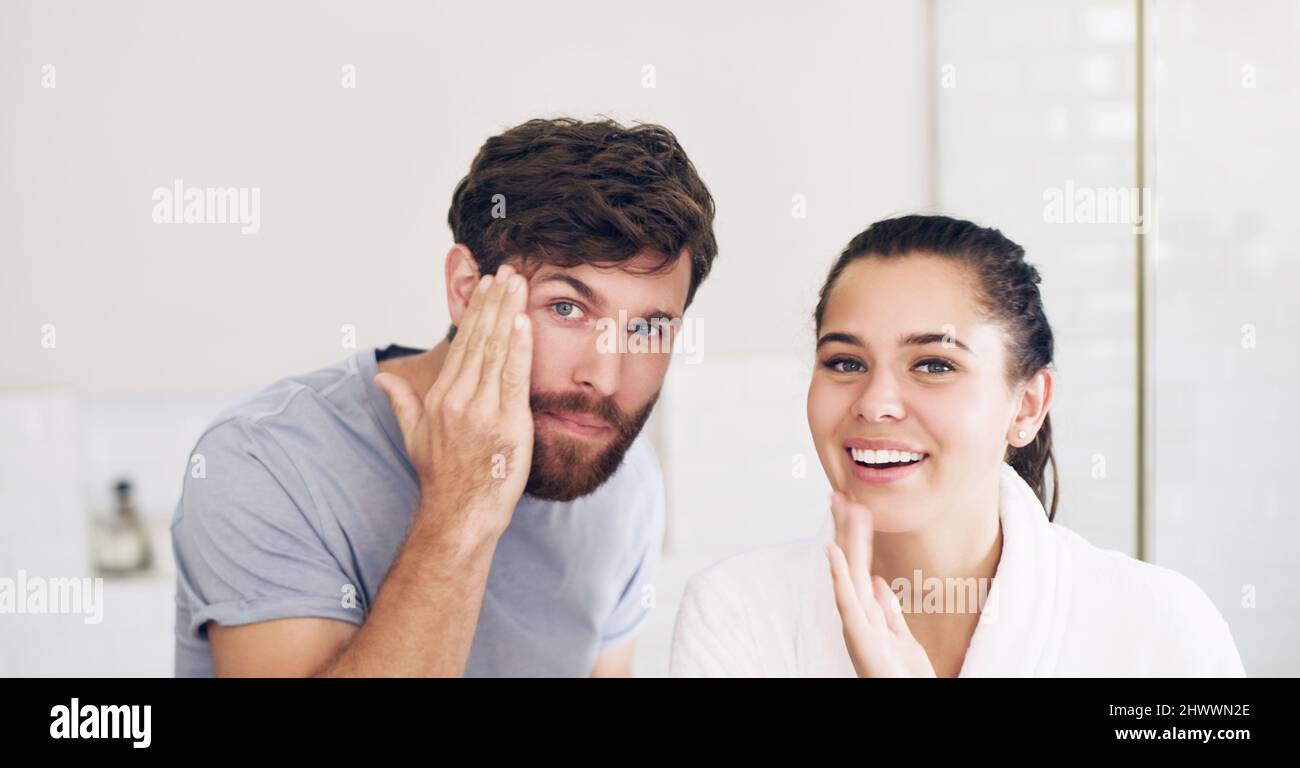 Das Erscheinungsbild aufrecht erhalten. Aufnahme eines glücklichen jungen Paares, das zu Hause im Badezimmer ihre morgendliche Pflegeroutine gemeinsam durchläuft. Stockfoto