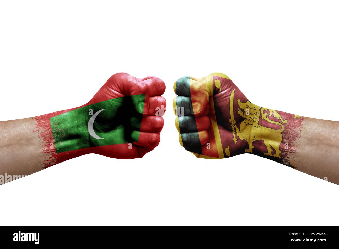 Zwei Hände schlagen sich gegenseitig auf weißem Hintergrund zu. Länderflaggen bemalten Fäuste, Konfliktkrisenkonzept zwischen den malediven und sri lanka Stockfoto