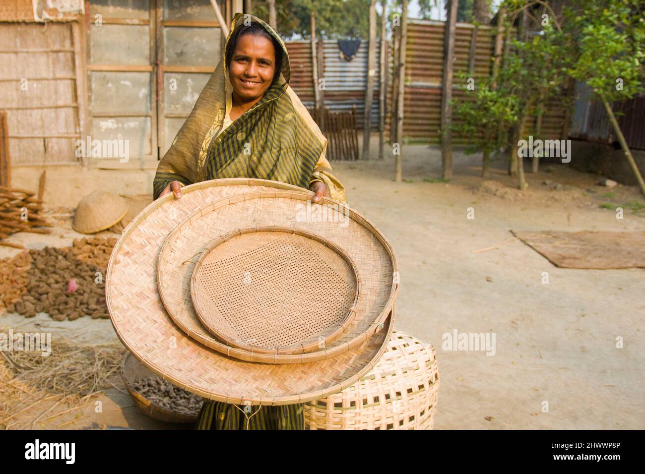 Eine Unternehmerin zeigt ihren Korb aus Bambus im Distrikt Netrkona in Bangladesch. Es hilft auch anderen Frauen, Geld zu verdienen. Stockfoto