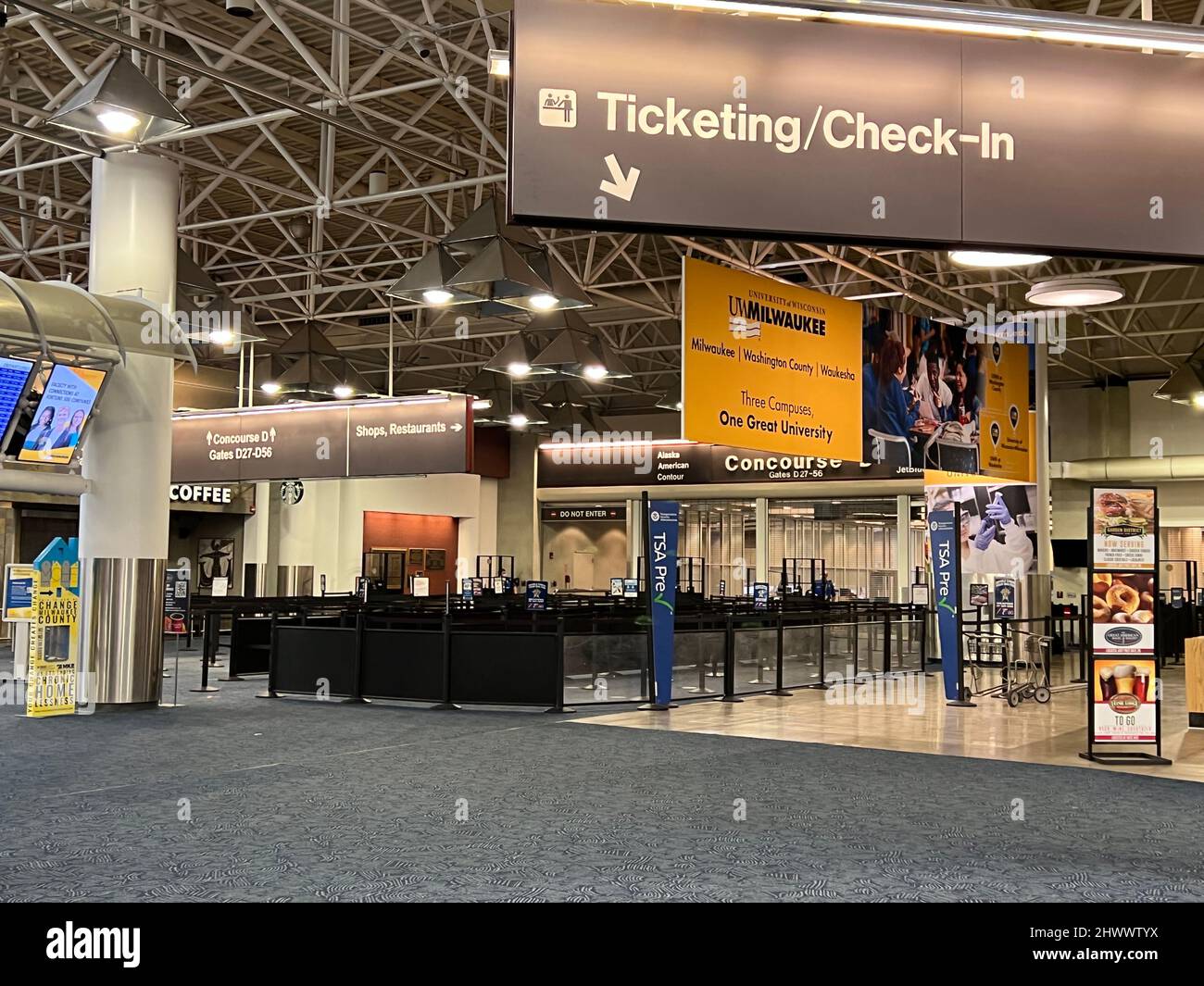 Passagiere der TSA-Sicherheitskontrolle an einem Sonntag im Hauptterminal des Internationalen Flughafens General Mitchell in Milwaukee, Wisconsin. Stockfoto