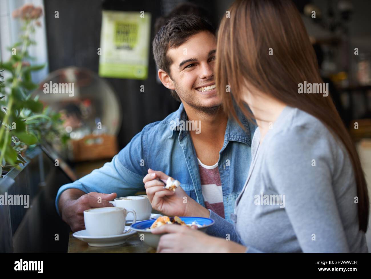 Gemeinsam den Nachmittag genießen. Aufnahme eines jungen Paares, das in einem Café spricht. Stockfoto