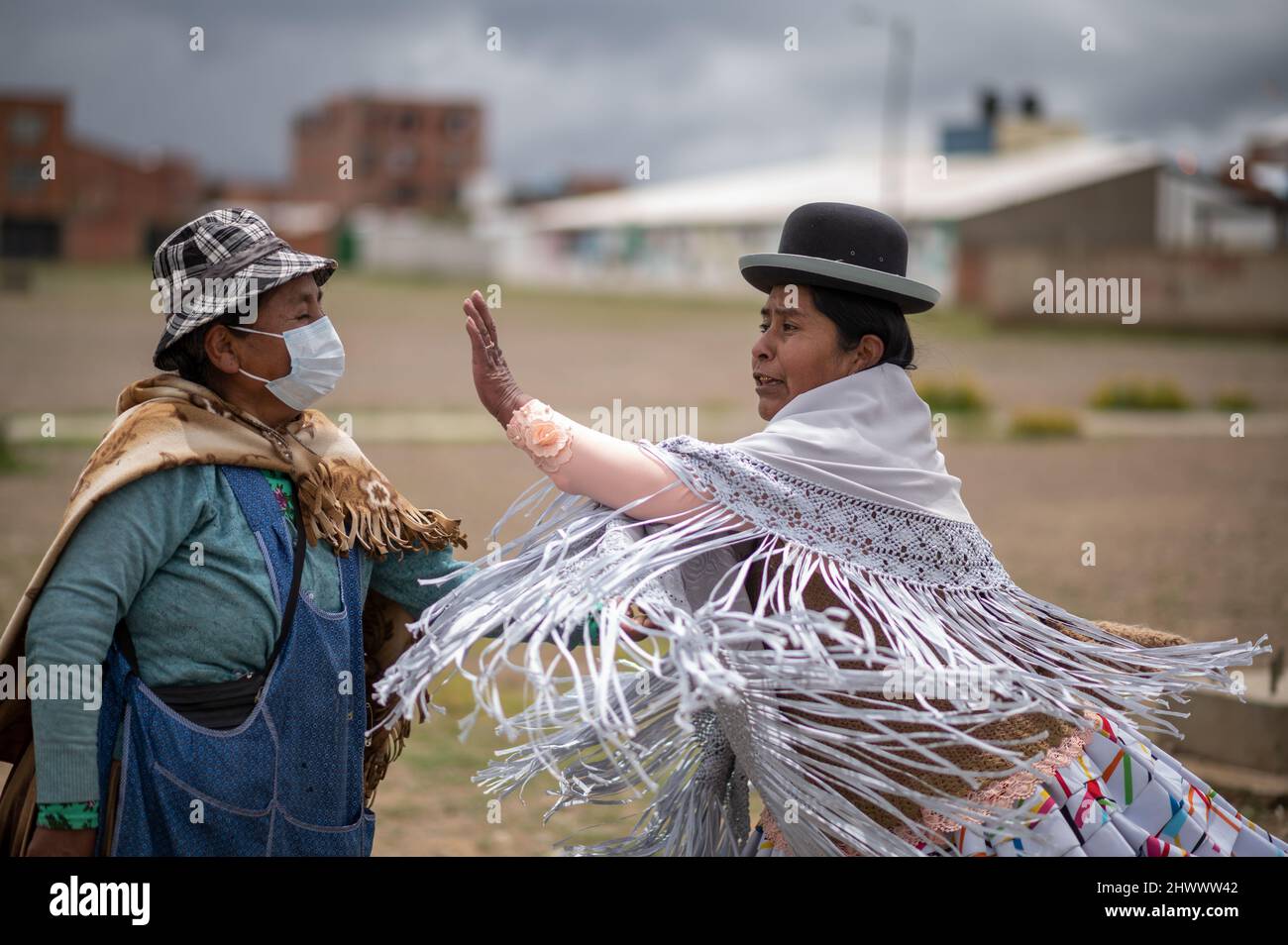 El Alto, Bolivien. 18.. Februar 2022. Lidia Maystia (r) zeigt eine Teilnehmerin (l) Selbstverteidigungsübungen während eines Workshops des Projekts 'Warmi Power' (Frauenmacht). Ramos, ein Psychologe und Taekwondo-Athlet, hat dieses Projekt mit dem Ziel ins Leben gerufen, „Frauen Mittel zu geben, Gewalt zu verhindern oder zurückzukämpfen“. „Gewalt gegen Frauen wird häufig als Teil der Kultur normalisiert“, sagt Ramos. „Gewalt wird nicht durch Gewalt gelöst. Aber es kann jemandem das Leben retten.“ (To dpa ''Warmi Power' in Bolivia: Indigene Frauen kämpfen gegen Gewalt') Quelle: Radoslaw Czajkowski//dpa/Alamy Live News Stockfoto