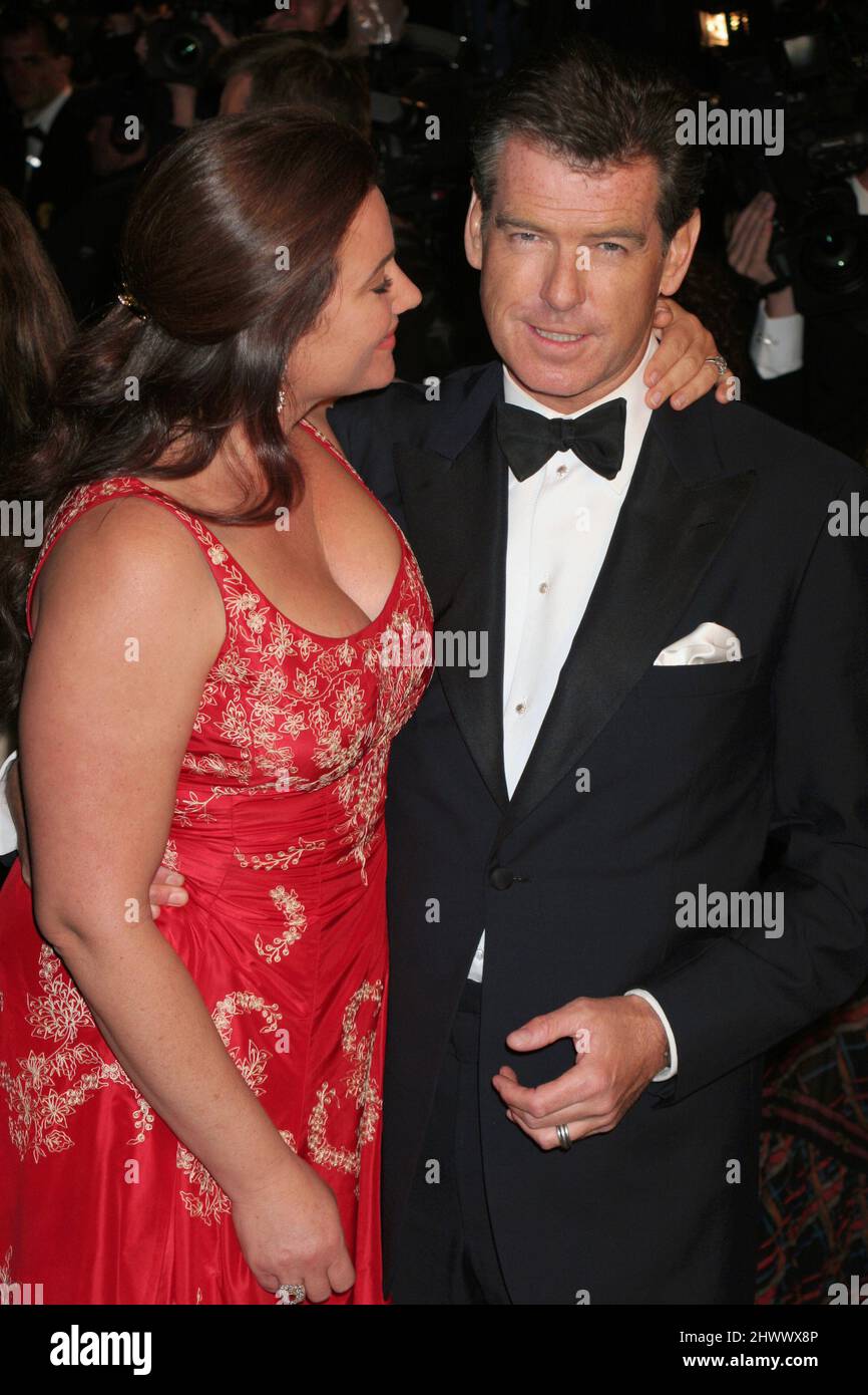 Pierce Brosnan und Keely Shaye Smith nehmen am 27. Februar 2005 an der Vanity Fair Oscar Party in Mortons in West Hollywood, CA Teil. Foto: Henry McGee/MediaPunch Stockfoto