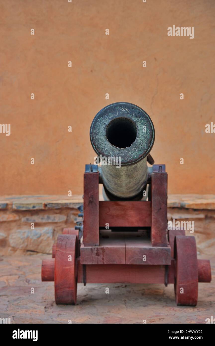 Alte Kanone an der Mauer des Fort Nizwa, Oman Stockfoto