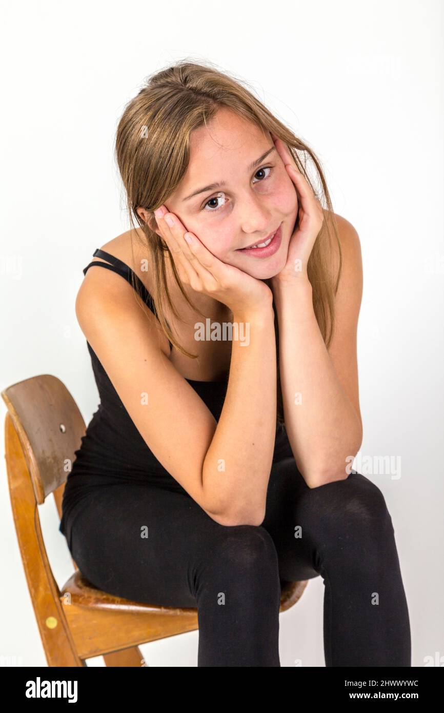 Portrait von lächelnden jungen schönen Mädchen mit braunem Haar Stockfoto