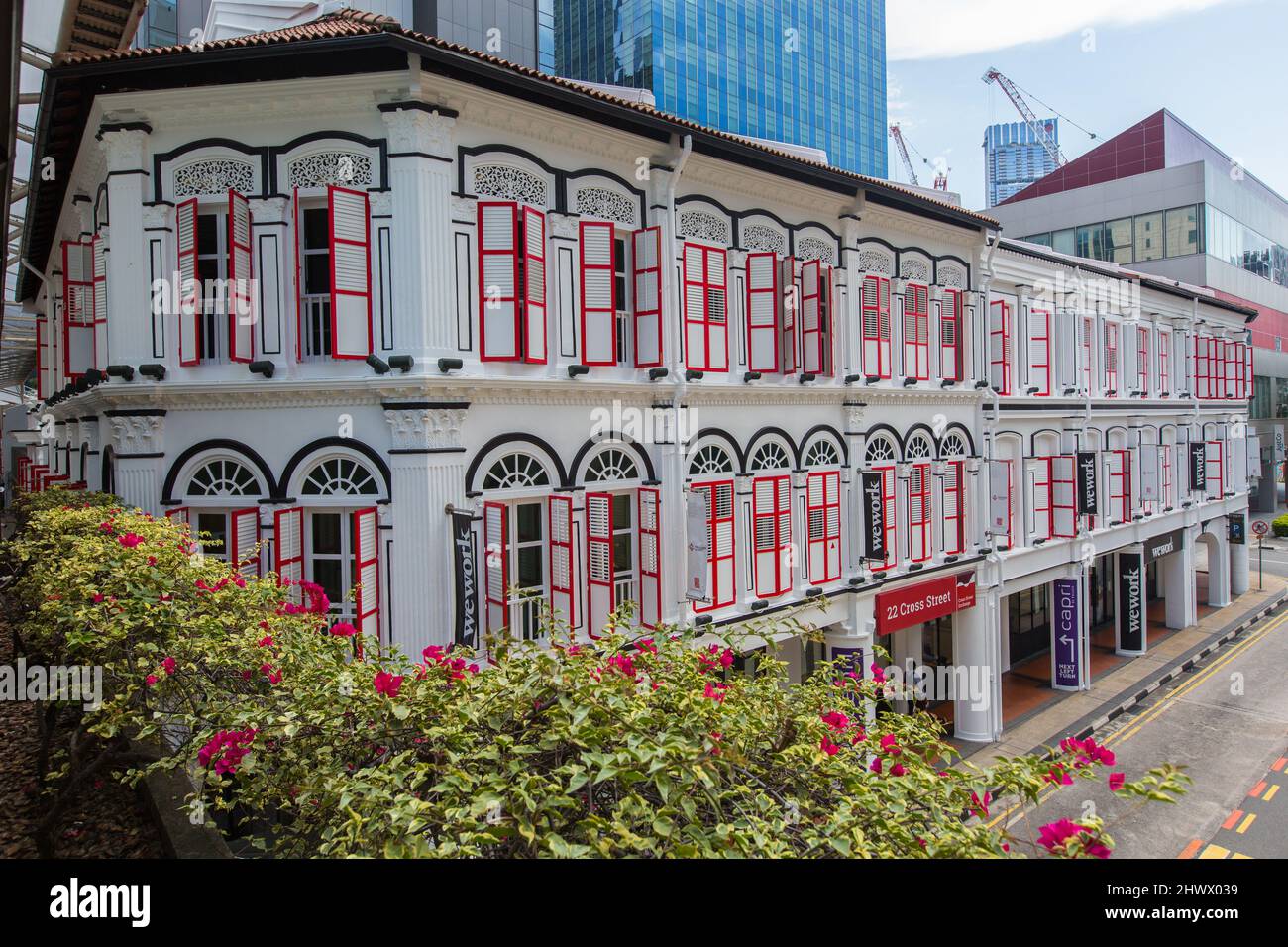 Das alte Ladenlokal wurde in eine Geschäftsstruktur für Unternehmen wie WeWork umgestaltet. Chinatown, Singapur. Stockfoto