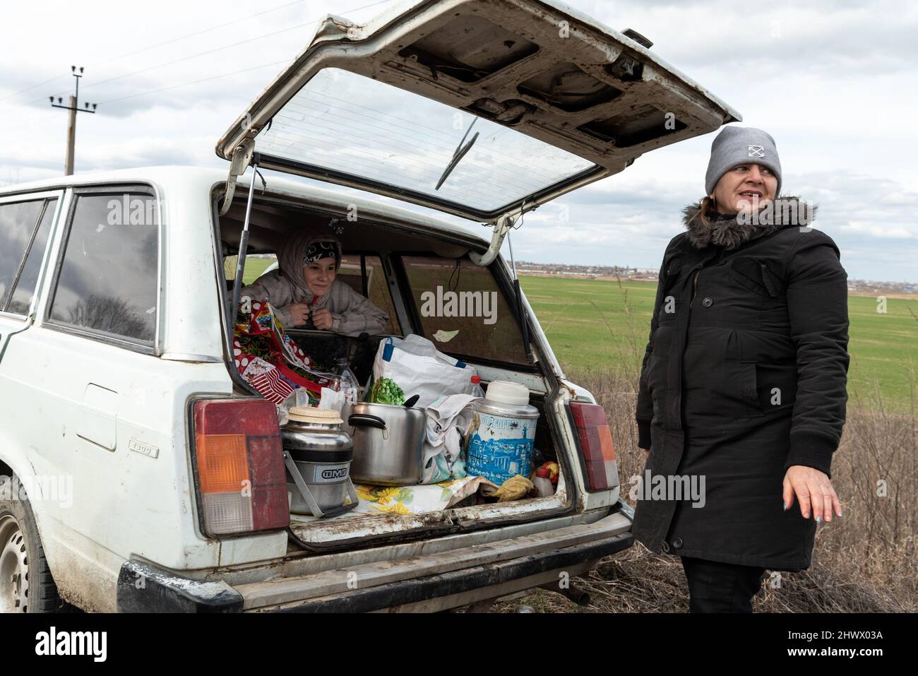 Ukrainische Flüchtlinge, die an der ukrainischen Grenze in Poromna Pereprava ankommen, um nach Rumänien zu gelangen, 27. Februar 2022. Stockfoto