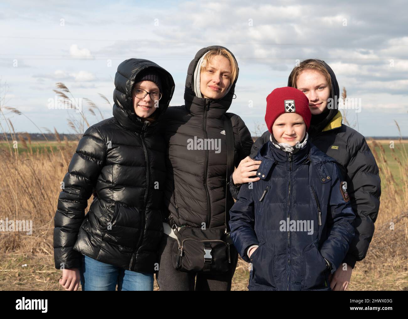 Am 27. Februar 2022 trifft eine Familie ukrainischer Flüchtlinge an der ukrainischen Grenze in Poromna Pereprava ein, um nach Rumänien zu reisen. Stockfoto