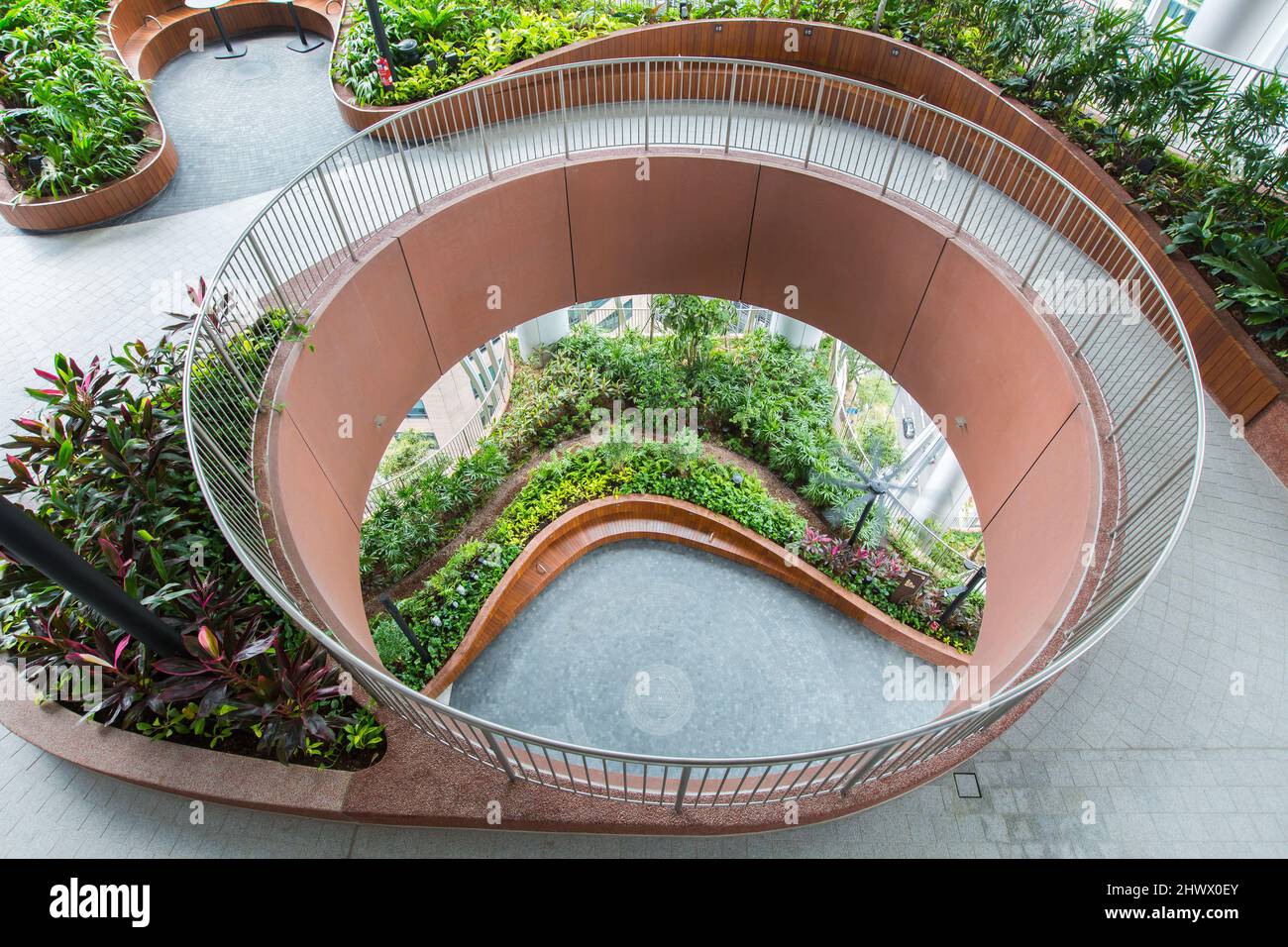 Spiral- und Runddesign im Interior Design bei CapitaSpring, Singapur Stockfoto