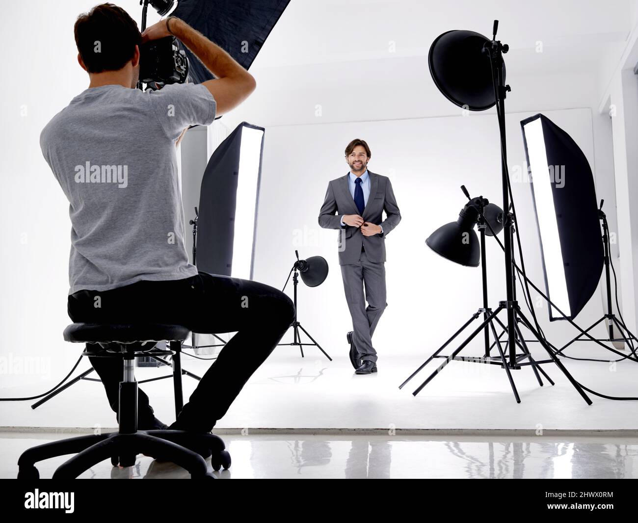 Ein großartiges Porträt zu komponieren. Aufnahme eines Fotografen, der in seinem Studio arbeitet. Stockfoto