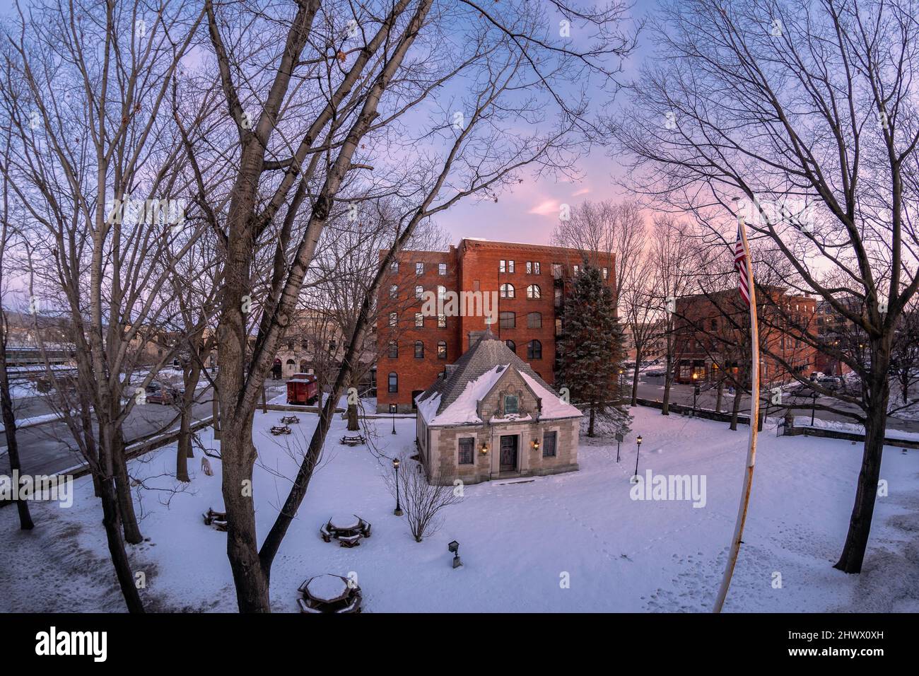 Utica, New York - 17. Feb 2020: Luftaufnahme des Sonnenuntergangs auf die ALTE FORT SCHUYLER/BAGG'S TAVERNE. BagG's Tavern liegt 1500 m von der Great Ford of the Mohawk entfernt Stockfoto