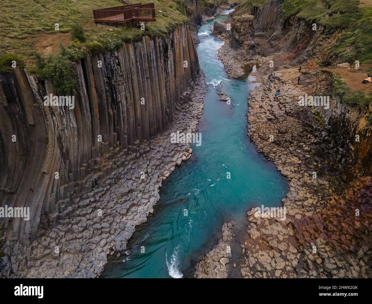 Schöne Luftaufnahme der studlagil Schlucht, und die größte Anzahl von Basaltsteinsäulen in Island Stockfoto