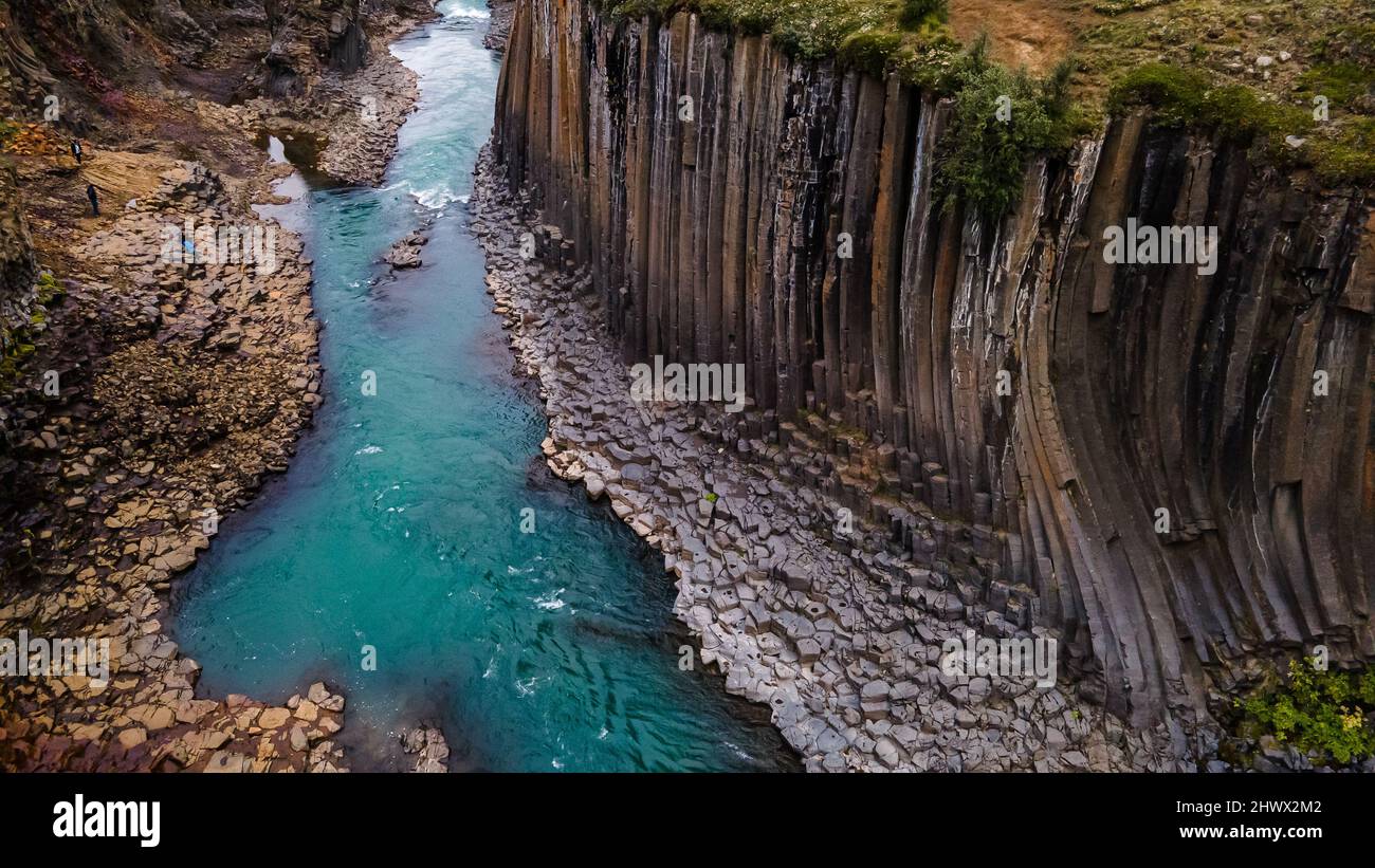 Schöne Luftaufnahme der studlagil Schlucht, und die größte Anzahl von Basaltsteinsäulen in Island Stockfoto