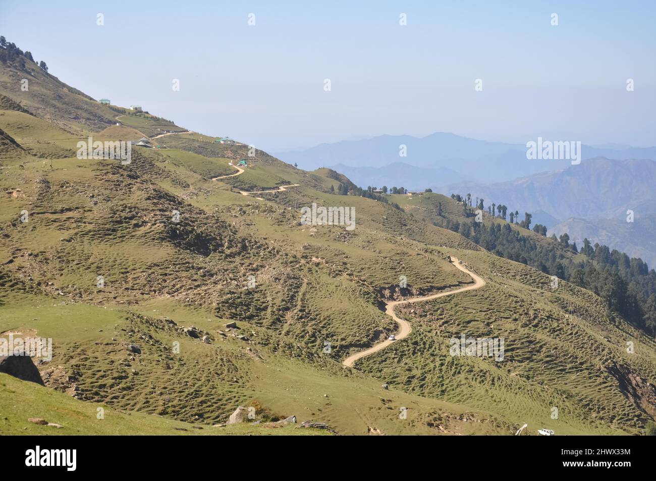 Wunderschöne Aussicht auf die Berge von der Trekkingregion des Parashar-Sees, Himachal Pradesh Stockfoto