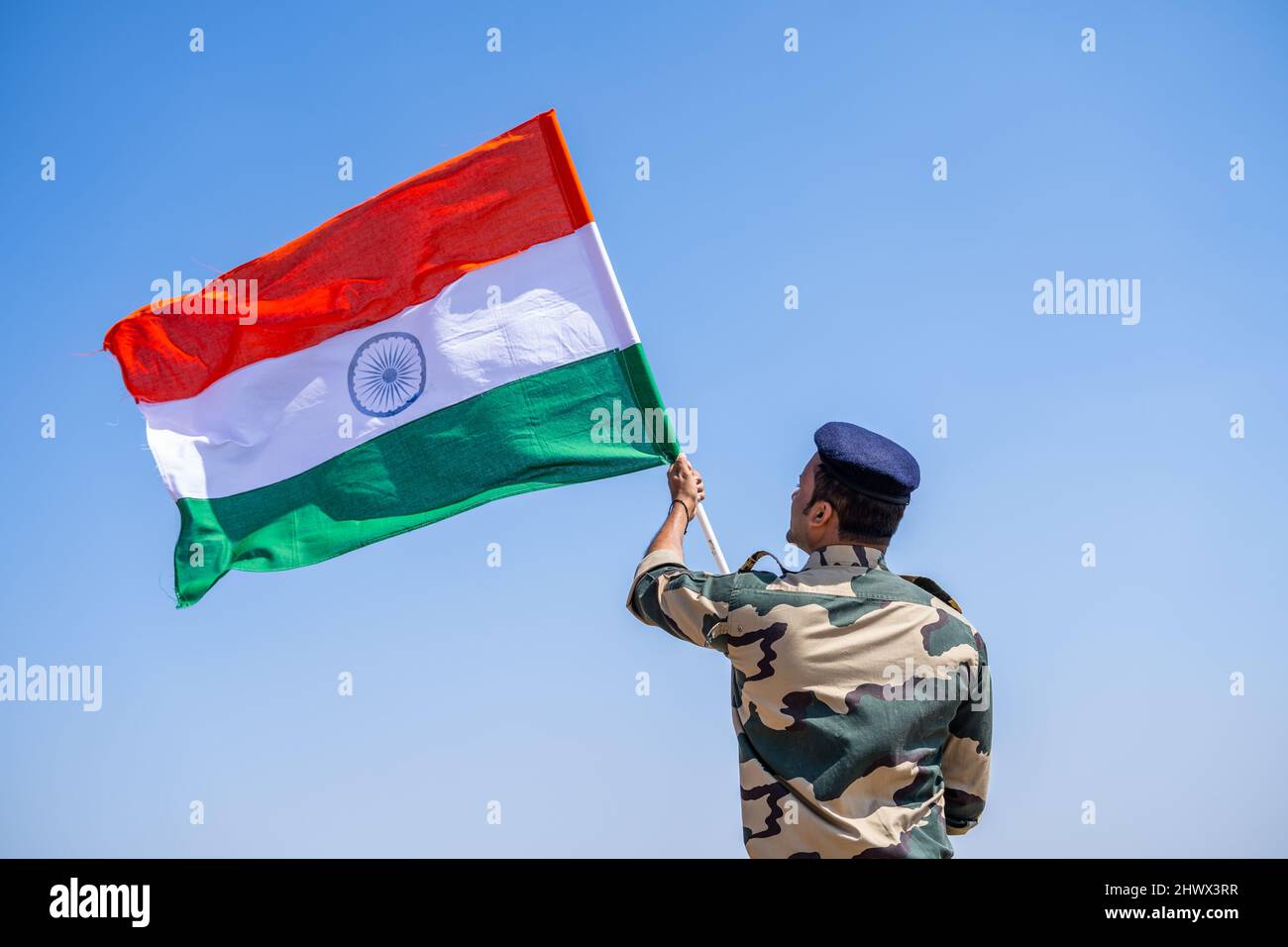 Soldat der indischen Armee hält winkende indische Flagge auf dem Berg - Konzept der Unabhängigkeit oder abstoßenden Tag Feier, Patriotismus und Freiheit Stockfoto