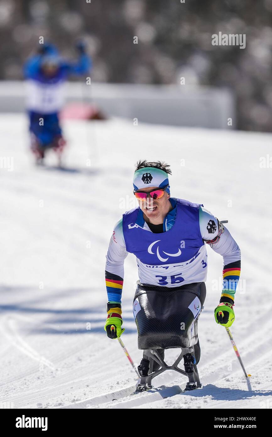 Zhangjiakou, Chinas Provinz Hebei. 8. März 2022. Martin Fleig aus Deutschland tritt am 8. März 2022 im Nationalen Biathlon-Zentrum in Zhangjiakou, der nordchinesischen Provinz Hebei, bei der para Biathlon Men's Middle Distance Sitting bei den Winter-Paralympischen Spielen 2022 in Peking an. Quelle: Hu Chao/Xinhua/Alamy Live News Stockfoto