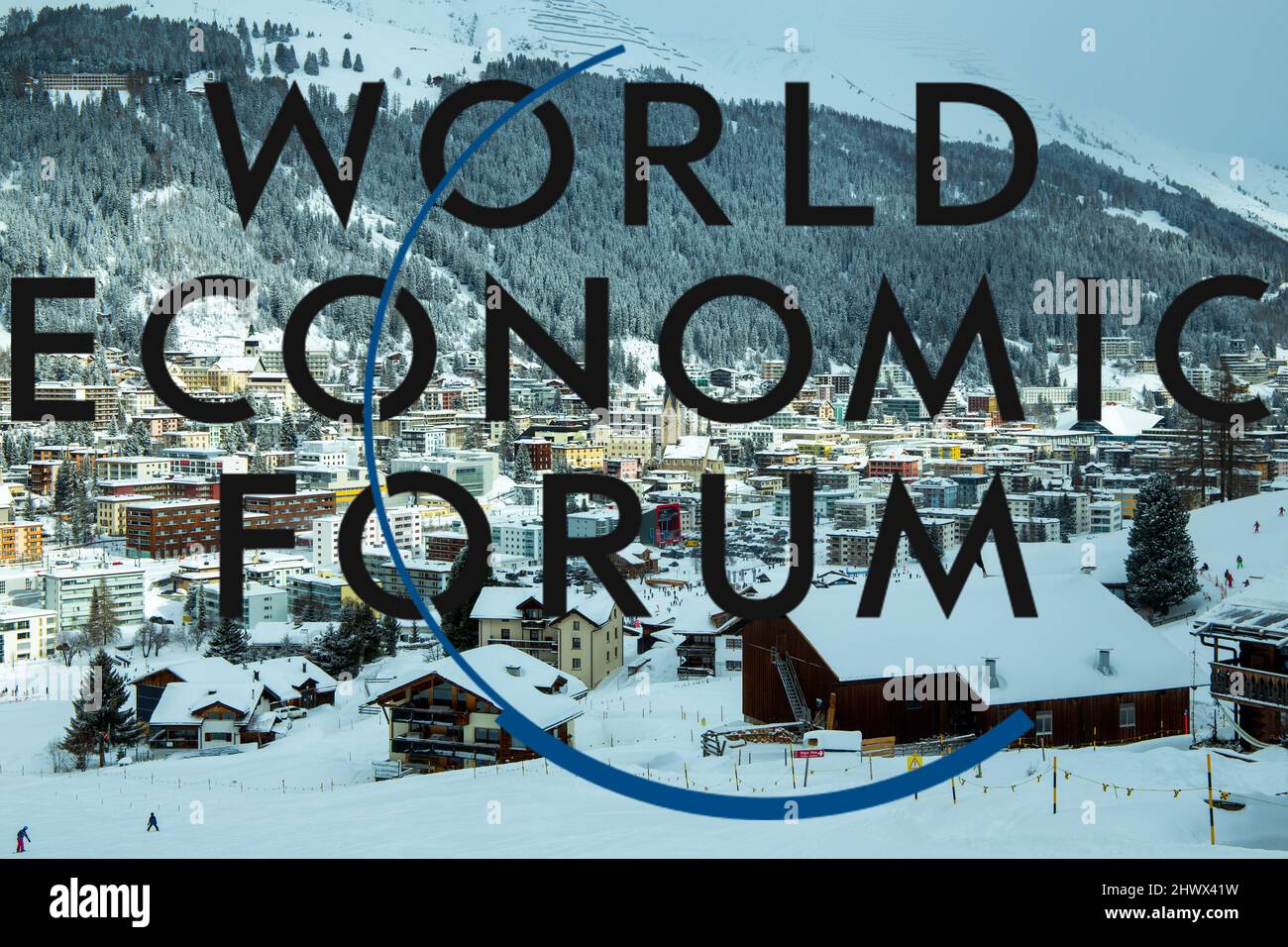 Logo des WEF (World Economic Forum), im Hintergrund Davos von oben Stockfoto Logo des WEF (World Economic Forum), im Hintergrund Davos von oben Stockfoto
