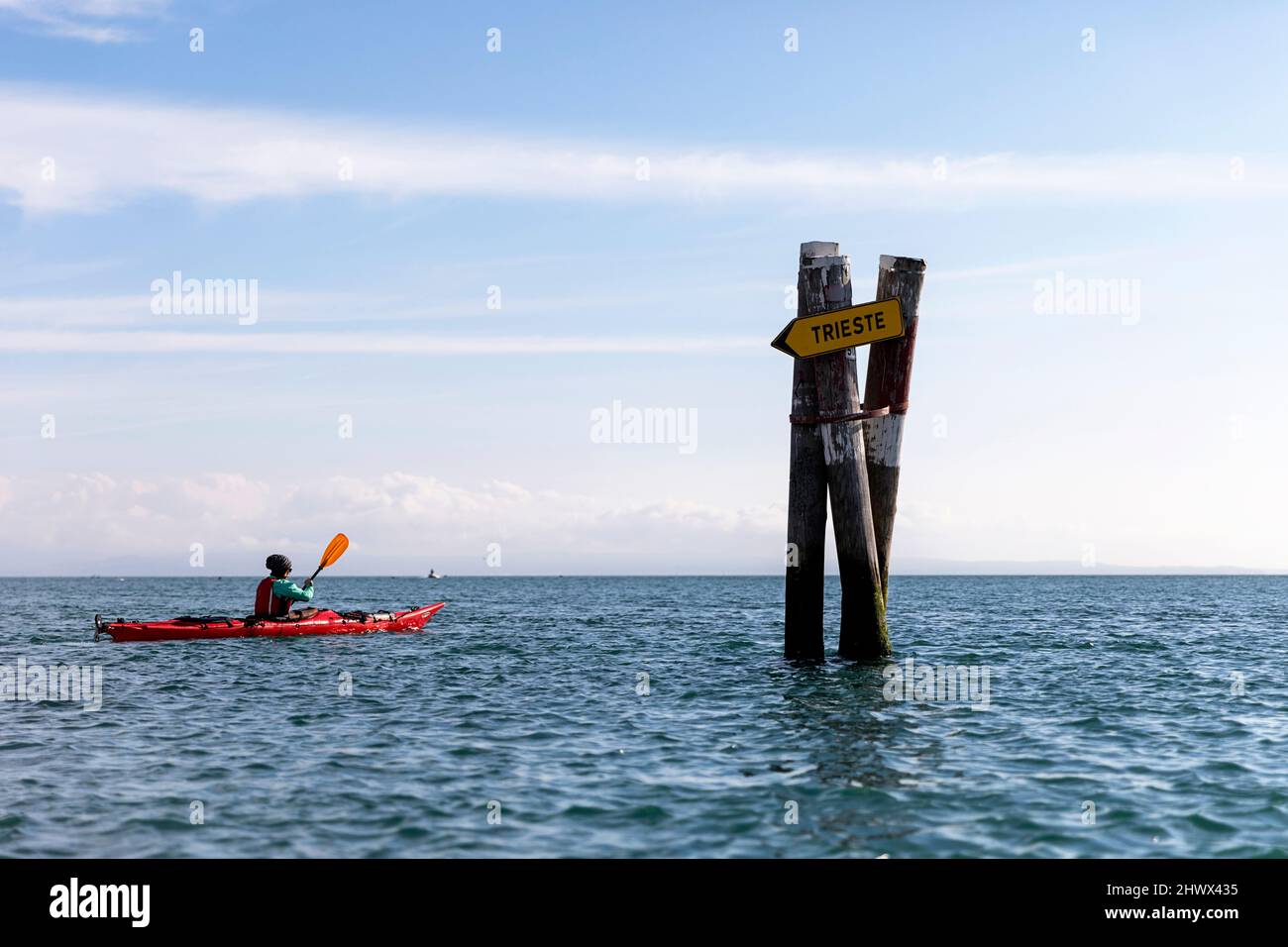 Frau Touristin auf einem Kajak, das Isonzo Rivermouth Naturreservat an einem schönen, sonnigen Wintertag, Monfalcone, Italien, Europa, erkundet Stockfoto