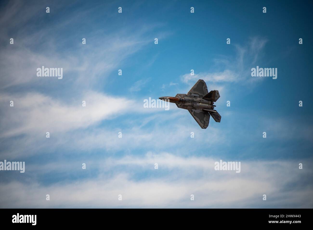 Ein US Air Force F-22 Raptor führt Flugmanöver während des jährlichen Heritage Flight Training and Certification Course auf der Davis-Monthan Air Force Base, Arizona, durch., 3. März 2022. Der Raptor führt sowohl Luft-Luft- als auch Luft-zu-Boden-Missionen durch und ermöglicht so die vollständige Umsetzung von operativen Konzepten, die für die Luftwaffe des 21.. Jahrhunderts von entscheidender Bedeutung sind. (USA Luftwaffe Foto von Senior Airman Alex Miller) Stockfoto