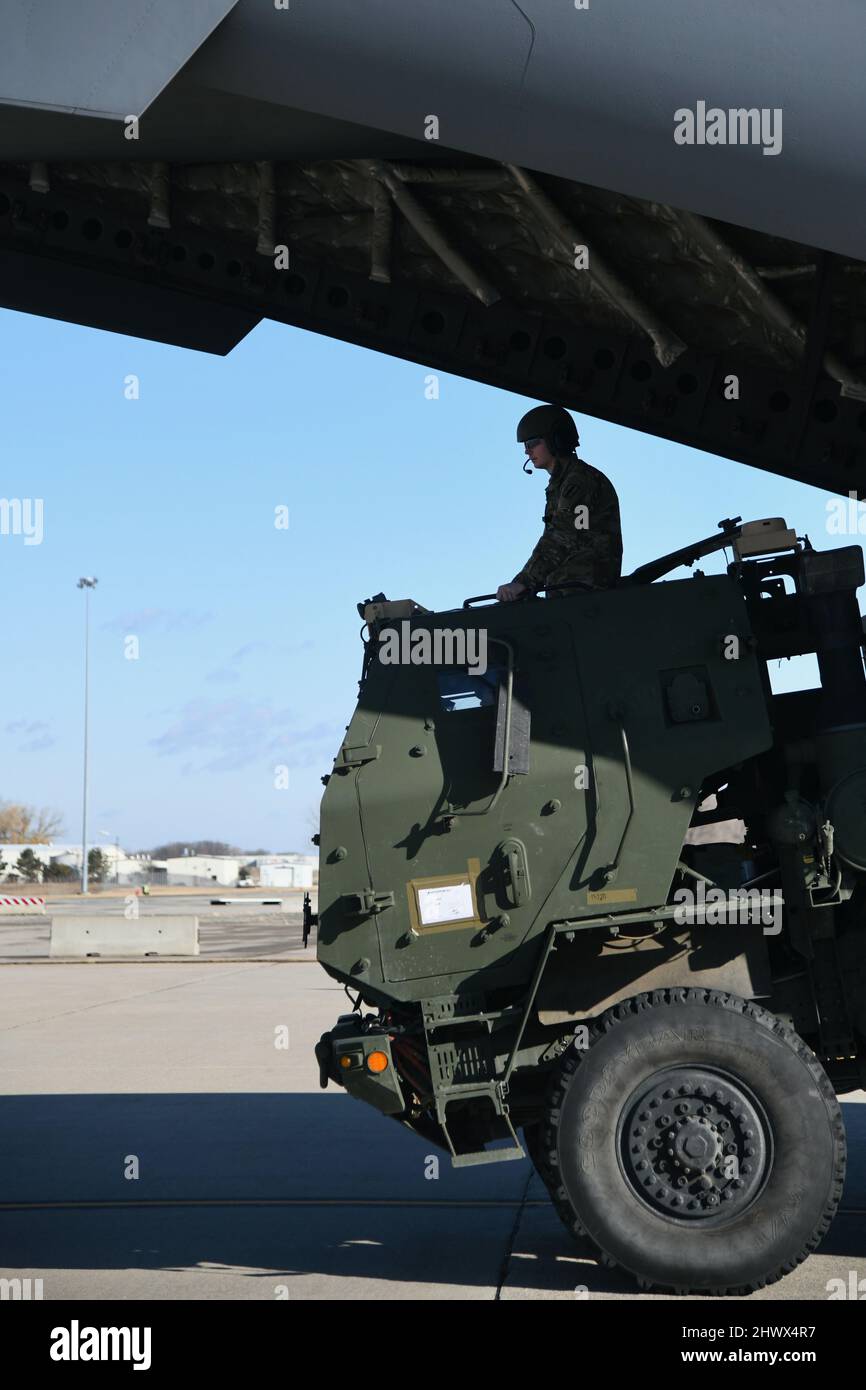 Soldaten des 182. Field Artillery Regiment, Michigan National Guard, laden ein M142 High Mobility Artillery Rocket System auf einen C-17 Globemaster III, der dem 3. Airlift Squadron, Dover Air Force Base, Delaware, 6. März 2022, auf der Selfridge Air National Guard Base, Michigan, zugewiesen wurde. Die Durchführung von HIMAR-Ladeschulungen stellt sicher, dass die Ressourcen der Nationalgarde zur Verfügung stehen, um die globale REACH-Mission des Landes auszuführen. (USA Foto der Air National Guard von Staff Sgt. Tristan D. Viglianco) Stockfoto