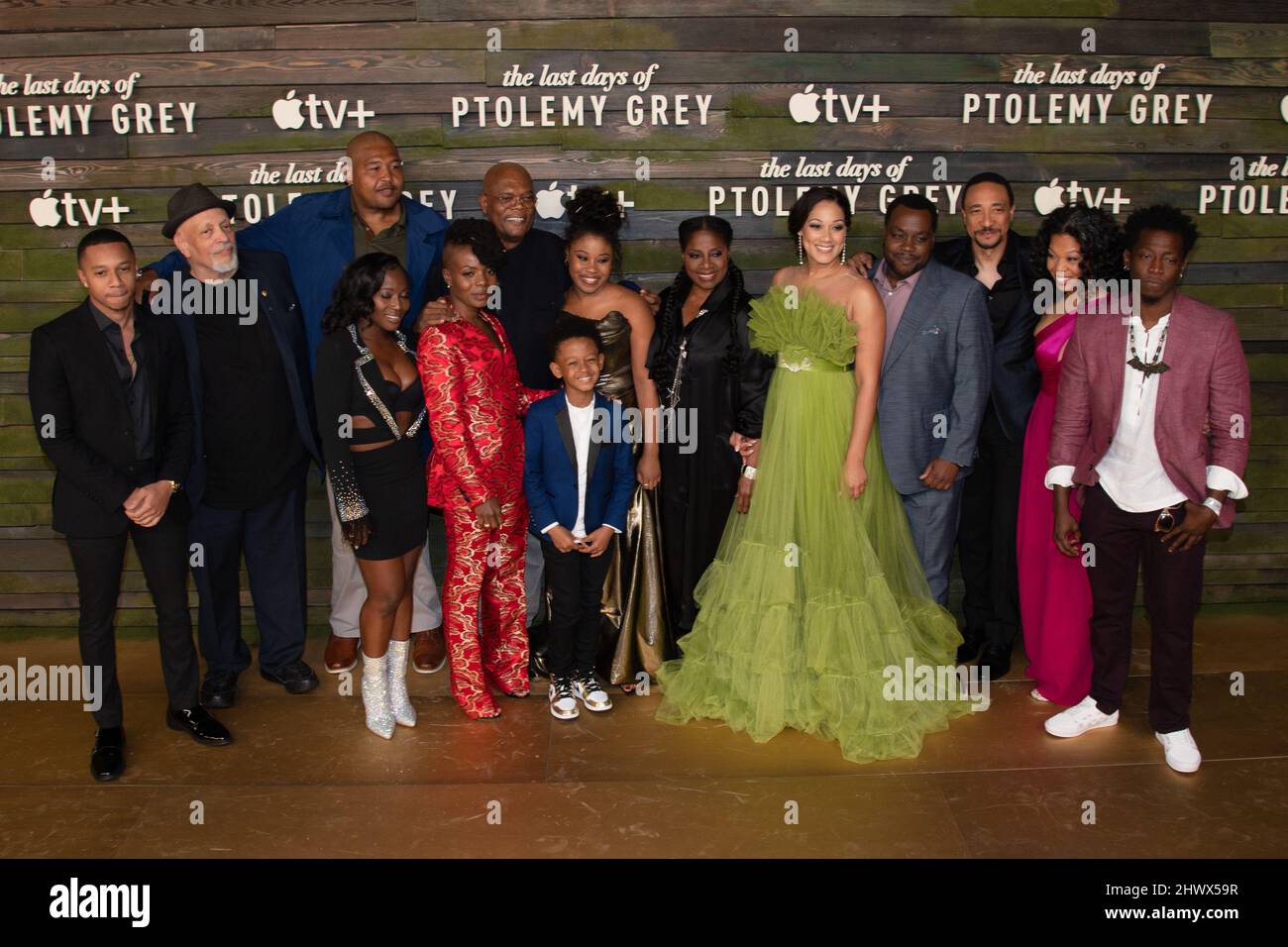 07. März 2022 - Los Angeles, Kalifornien - (L-R) Deron Horton, Walter Mosley, Charity Jordan, Omar Miller, Marsha Stephanie Blake, Samuel L. Jackson, Percy Daggs IV, Dominique Fishback, Latanya Richardson Jackson, Cynthia Kaye McWilliams, Enoch King, Damon Gupton, Diane Houllin und Martin Bats. Premiere von Apple TV+s â€œThe Last Days of Ptolemäus Grayâ (Kreditbild: © Billy Bennight/AdMedia via ZUMA Press Wire) Stockfoto