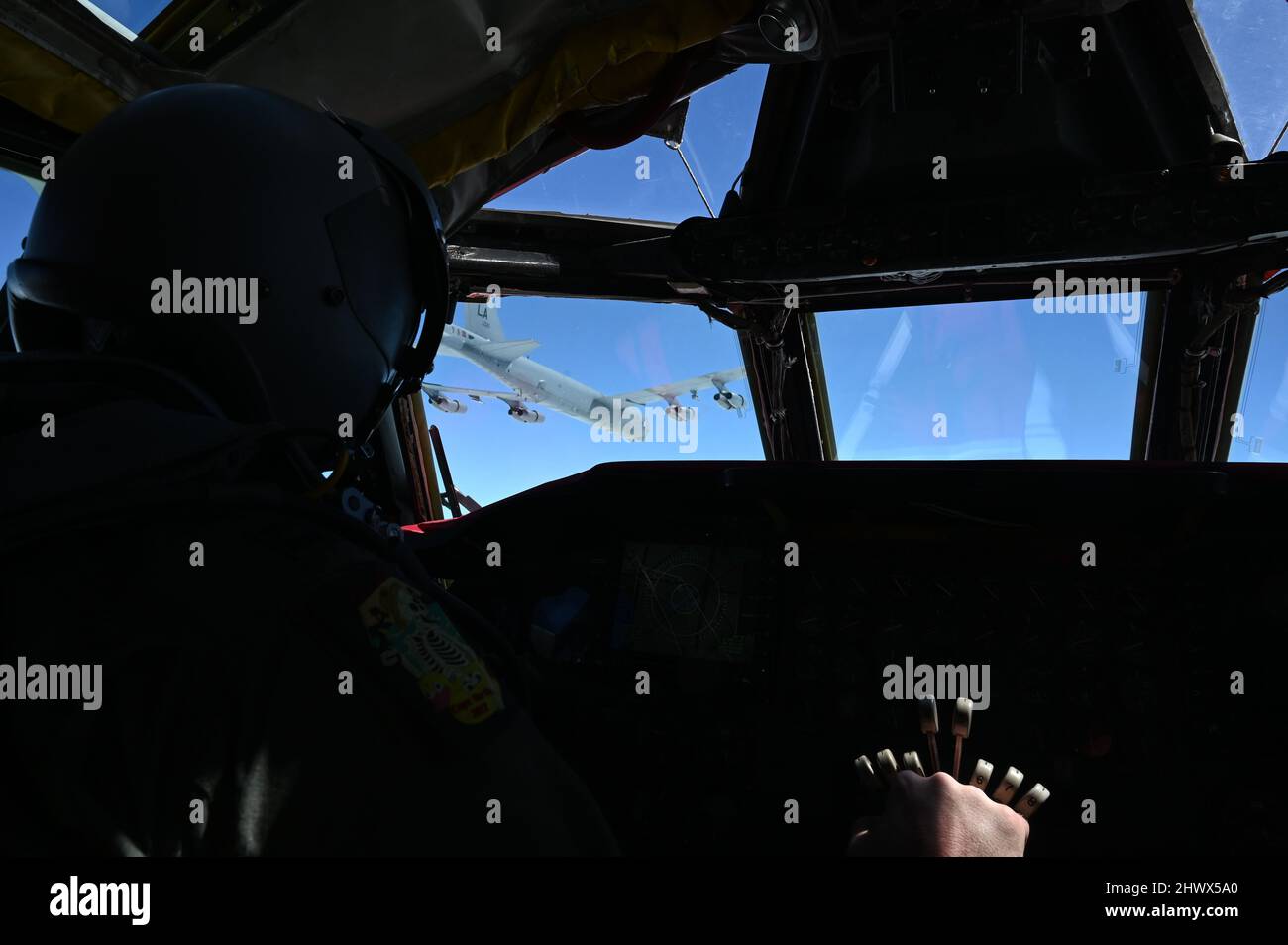 Ein Pilot der US Air Force B-52H Stratofortress, der dem Expeditionary Bomb Squadron von 96. zugewiesen wurde, beobachtet, wie sich das Bleiformationsflugzeug B-52H während einer Trainingsmission über dem Pazifischen Ozean, 24. Februar 2022, in Position bewegt. Bombermissionen tragen zur gemeinsamen Gewaltletalität bei und verhindern Aggressionen im Indo-Pazifik, indem sie die Fähigkeit der US-Luftwaffe demonstrieren, jederzeit überall auf der Welt zur Unterstützung der Nationalen Verteidigungsstrategie zu operieren. (USA Luftwaffe Foto von Master Sgt. Burt Traynor) Stockfoto