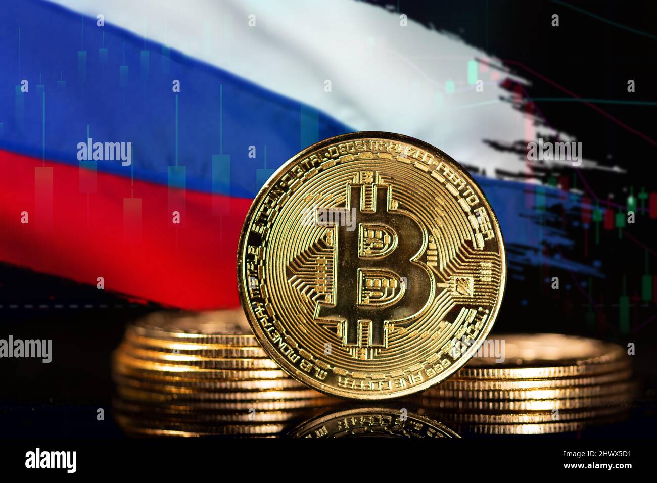 Kryptowährung, die vor der verschwommenen russischen Flagge steht. Konzept der Gegenmaßnahme gegen finanzielle Sanktionen Stockfoto